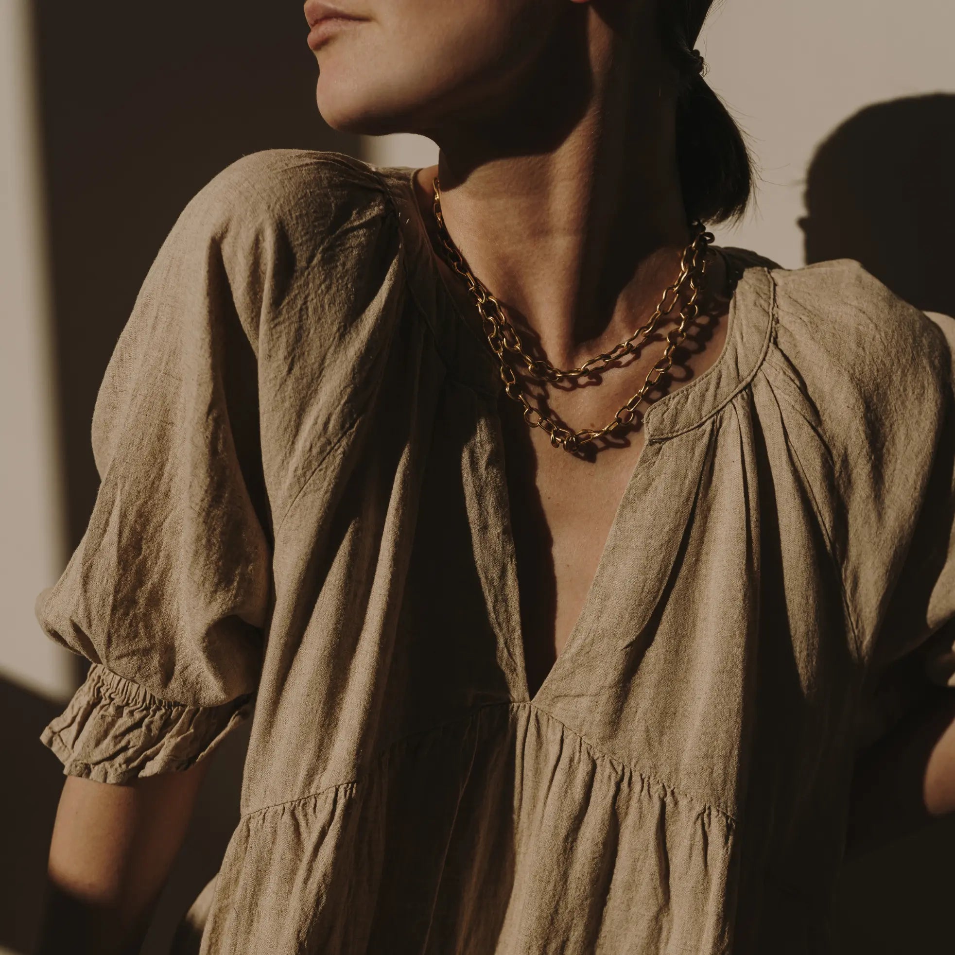 5 nachhaltige Modetrends für Herbst/Winter 2024 – Umweltfreundliche Mode, darunter recycelte Materialien, Oversized-Pullover und zeitlose Strickmode aus fairer Produktion.