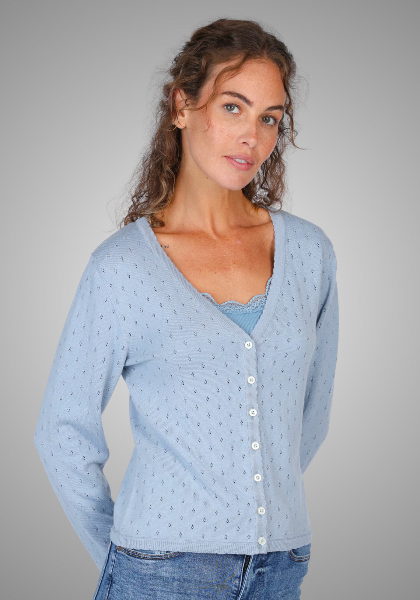 Kurz geschnittene Strickjacke (56 cm in Größe M) mit elegantem Ajourmuster, perfekt für frische Frühlings- und Sommeroutfits.