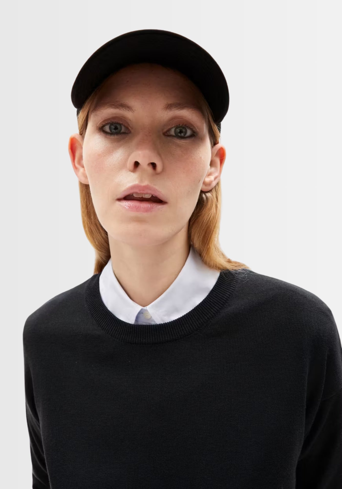 Nahaufnahme der Oberkörperpartie mit dem weichen, schwarzen Larunaa Sweater, der dank Bio-Baumwolle und TENCEL™ Lyocell angenehm auf der Haut liegt.