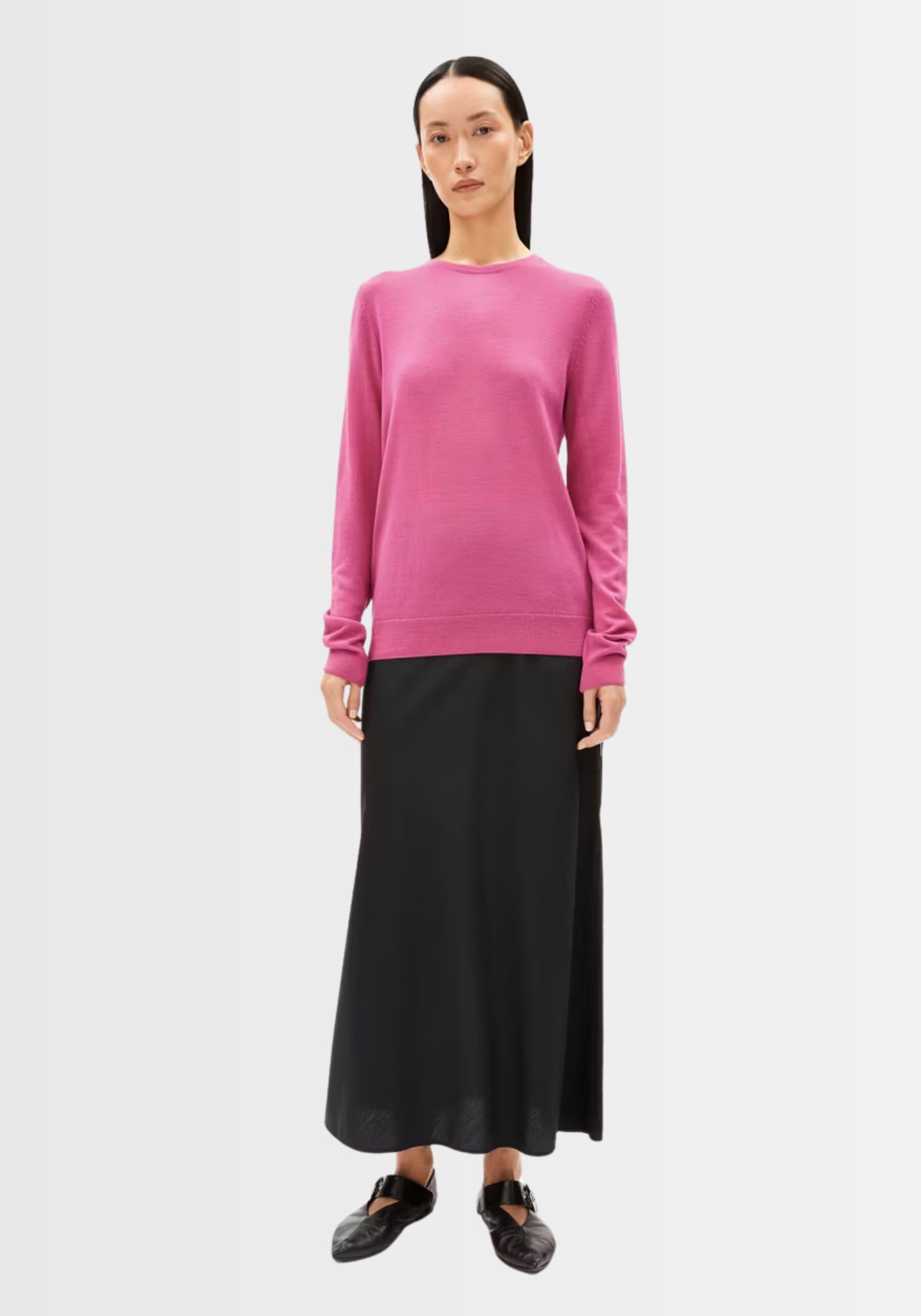 Frontansicht des feinen Merinopullovers in Crushed Berry, der durch seine hohe Wärmeisolierung und weiche Haptik ideal für den Alltag ist.