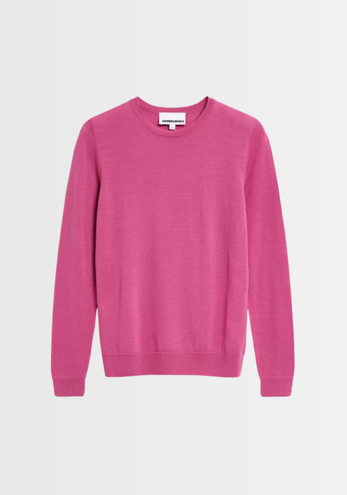 Freigestellter Merinopullover mit Rundhalsausschnitt und schmaler Passform, aus 100% Bio-Merinowolle, zertifiziert nach GOTS.