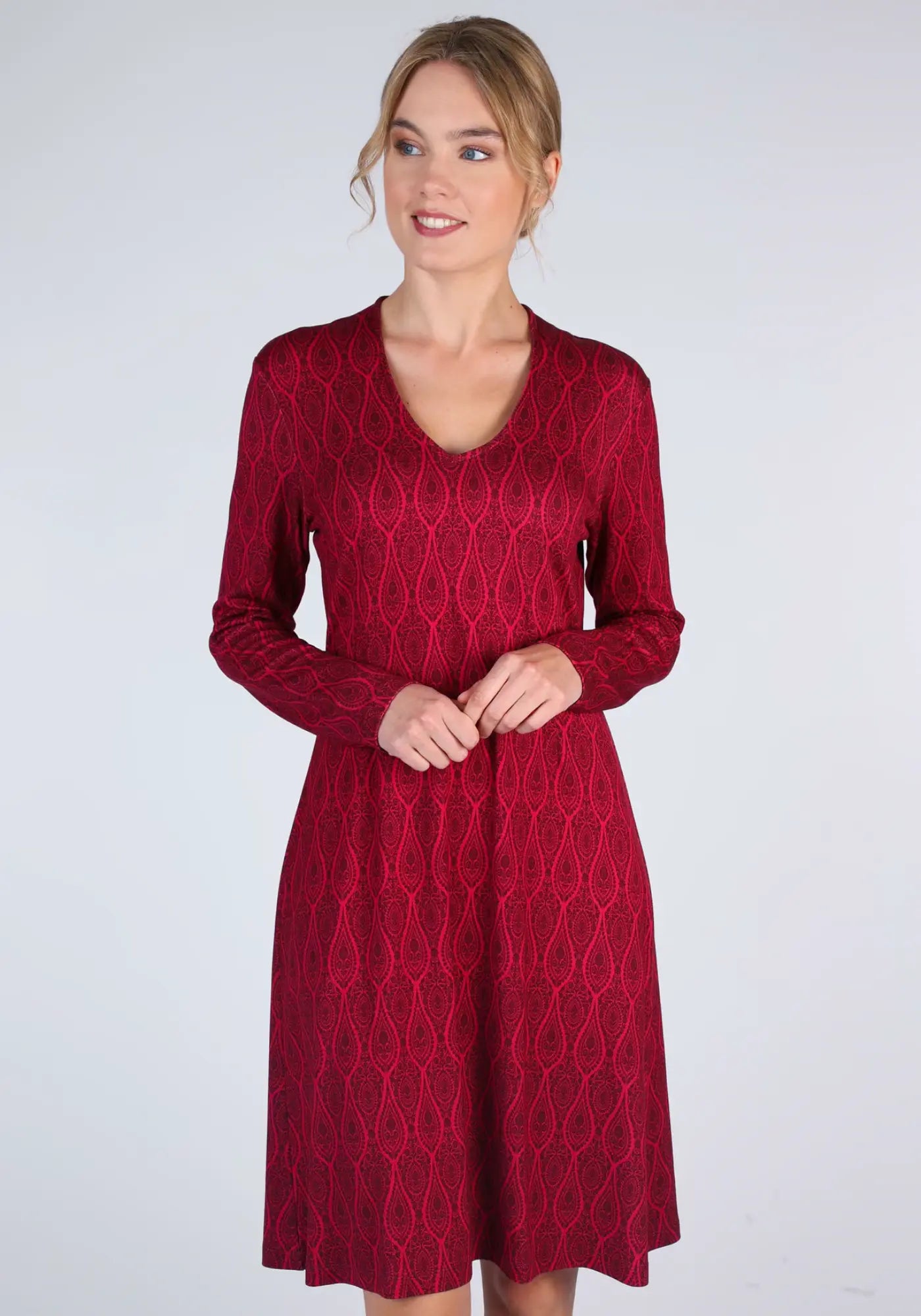 Das Florine Kleid in Rot überzeugt durch einen weichen Viskose-Mix und einen eleganten Berry-Druck. Der taillierte Schnitt macht es ideal für Spätsommerabende.