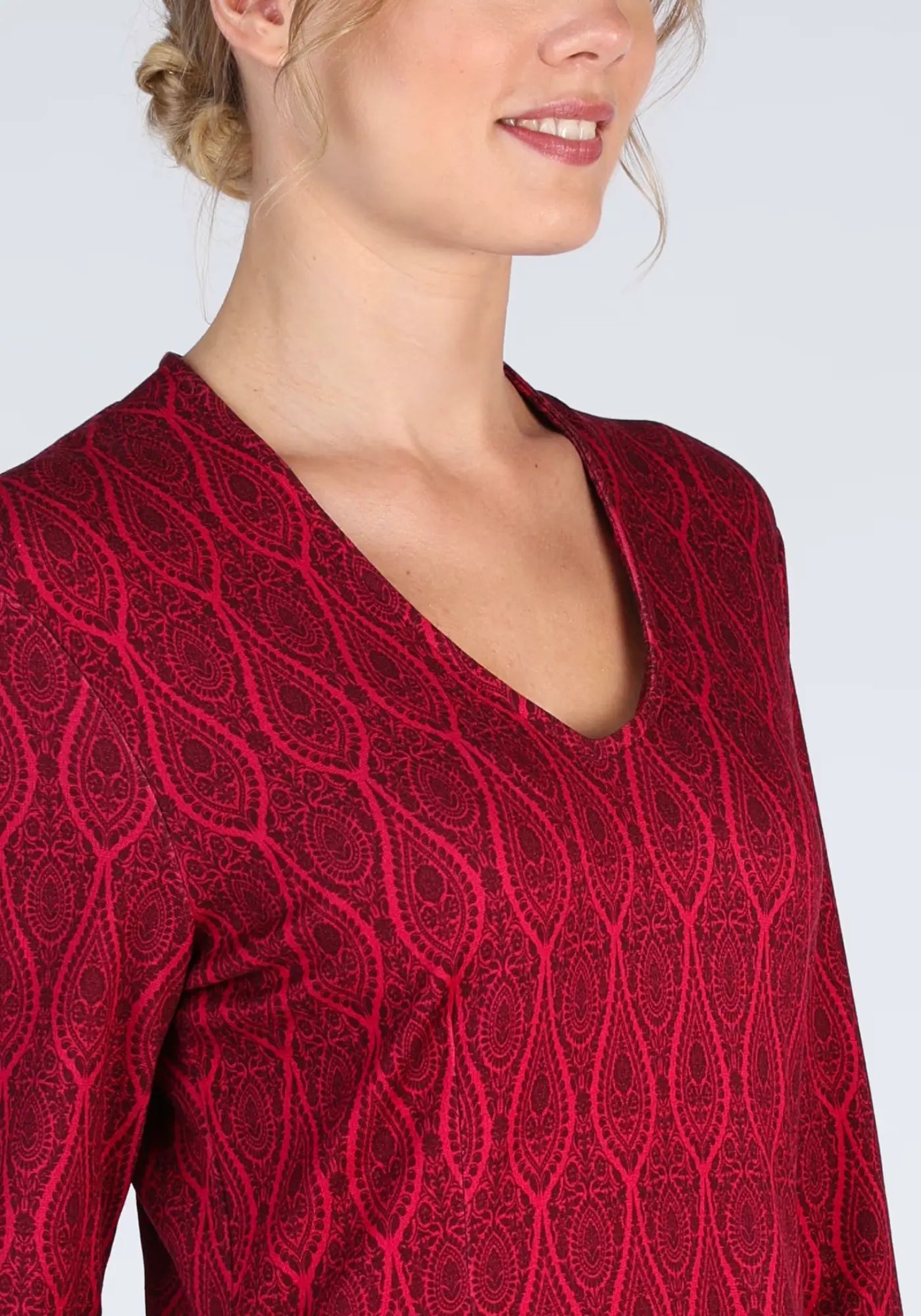 Das Florine Kleid in Rot kombiniert eleganten Berry-Druck mit einem weichen Viskose-Mix. Der taillierte Schnitt und der V-Ausschnitt sorgen für eine stilvolle Silhouette.