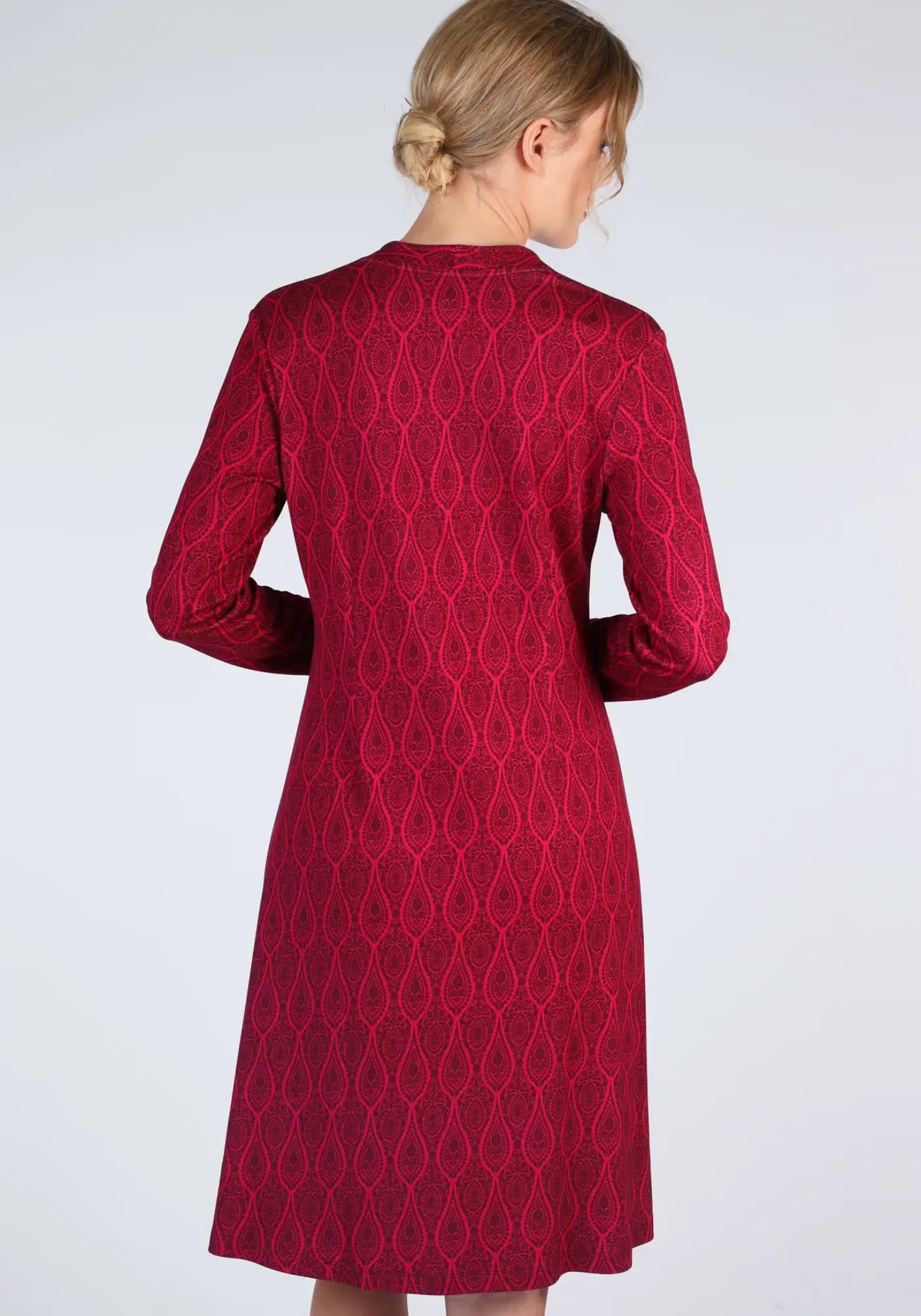 Mit dem Florine Kleid in Rot bringst du Farbe und Stil in deine Garderobe. Der exklusive Berry-Druck und der luftige Viskose-Mix machen es zu einem Must-have für jede Gelegenheit.