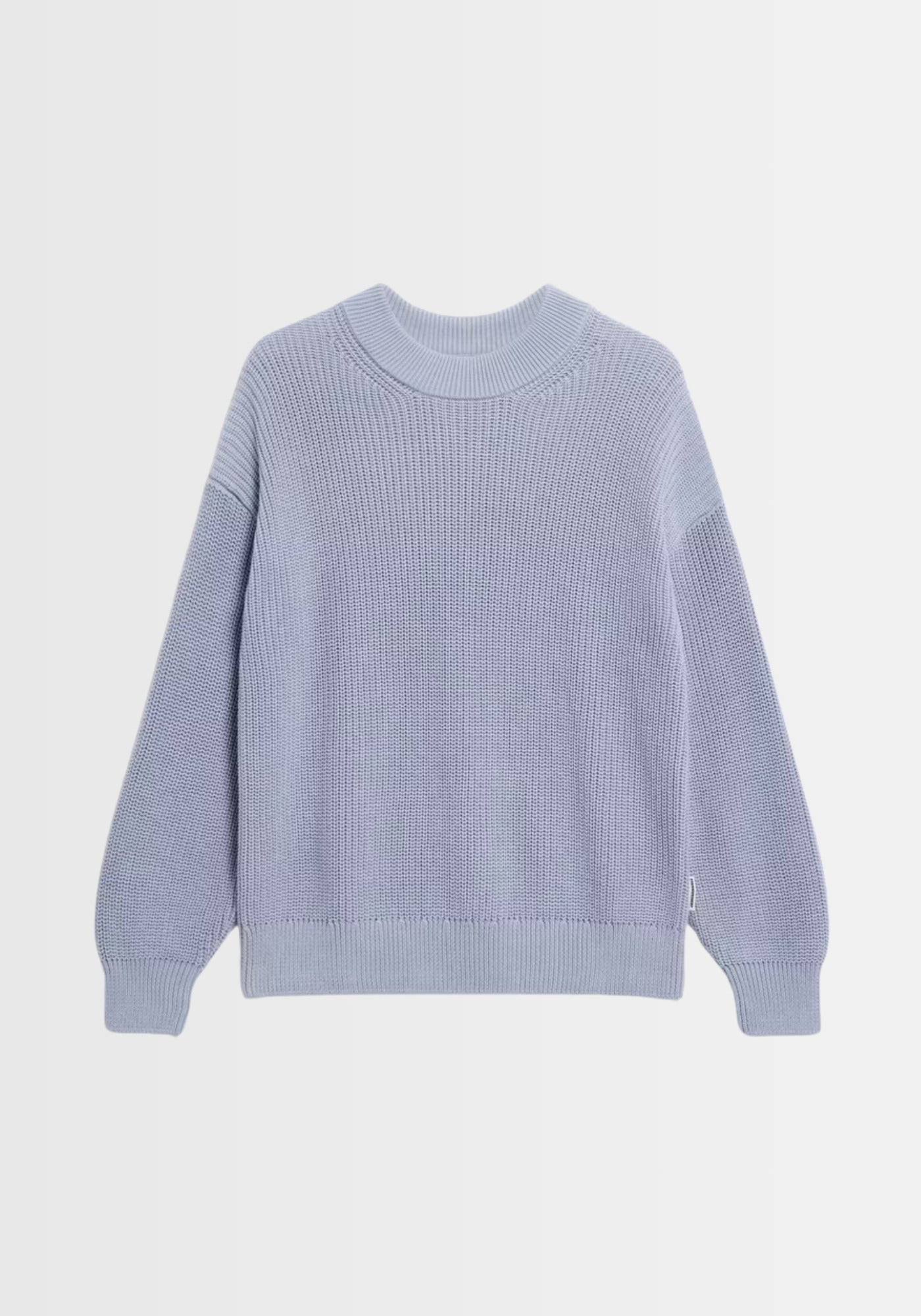 Freigestellte Ansicht des HAAYLE Sweaters in „misty morning“, gefertigt aus Bio-Baumwolle. Der schlichte, rippige Pullover mit Loose Fit und Rundhalsausschnitt besticht durch sein minimalistisches Design.