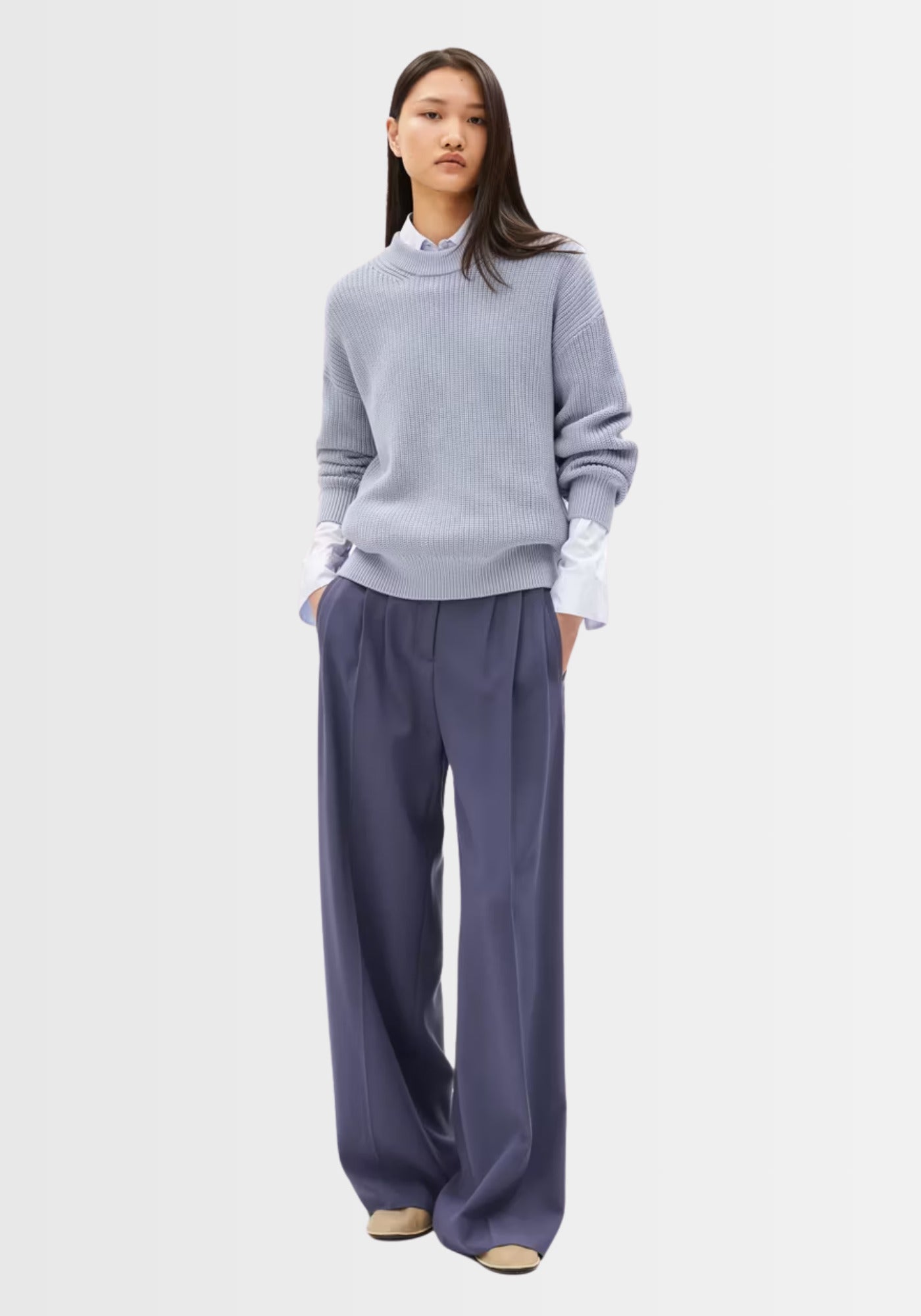 Frontansicht des HAAYLE Sweaters in „misty morning“. Der Pullover aus 100% Bio-Baumwolle besticht durch seinen rippigen Stoff und den klassischen Rundhalsausschnitt – ideal für einen entspannten Alltagslook.