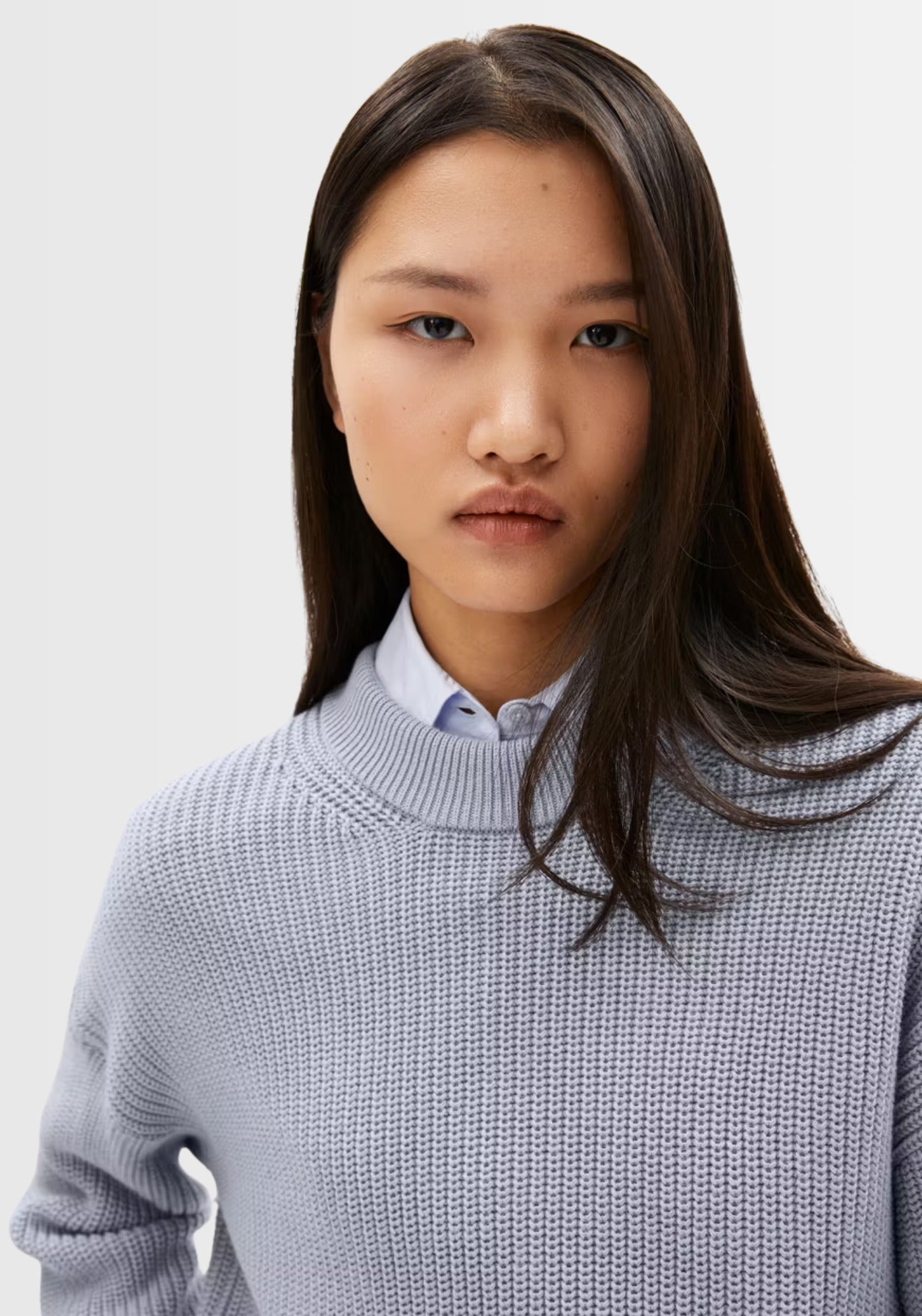 Model trägt den HAAYLE Sweater in „misty morning“ mit klassischem Rundhalsausschnitt und lockerer Passform. Der nachhaltige Pullover aus 100% Bio-Baumwolle bietet hohen Tragekomfort für den Alltag.