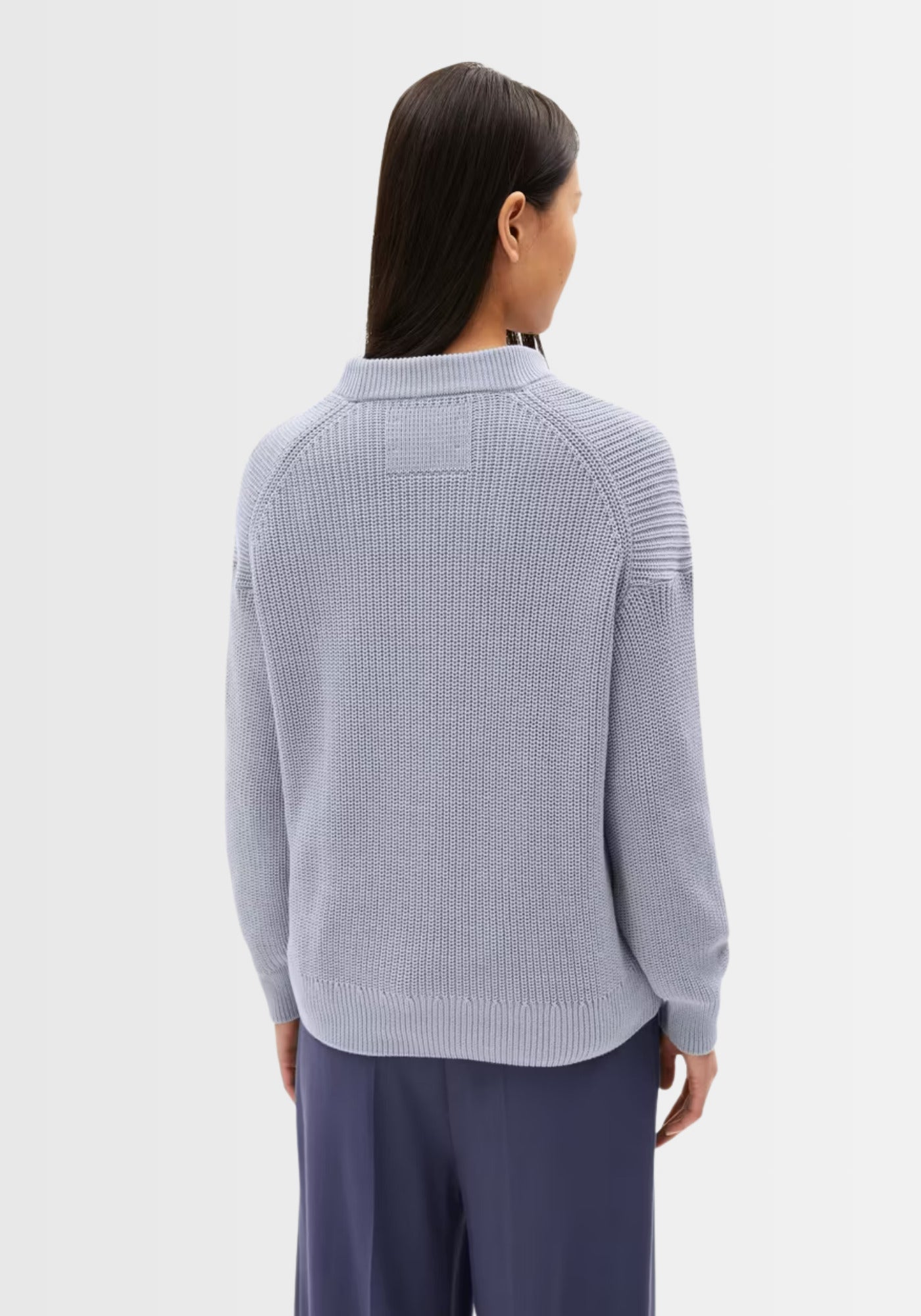 Rückansicht des HAAYLE Sweaters in „misty morning“, die den schlichten, rippigen Look und den bequemen, heavy knit Strick aus 100% Bio-Baumwolle zeigt – perfekt für legere Outfits.