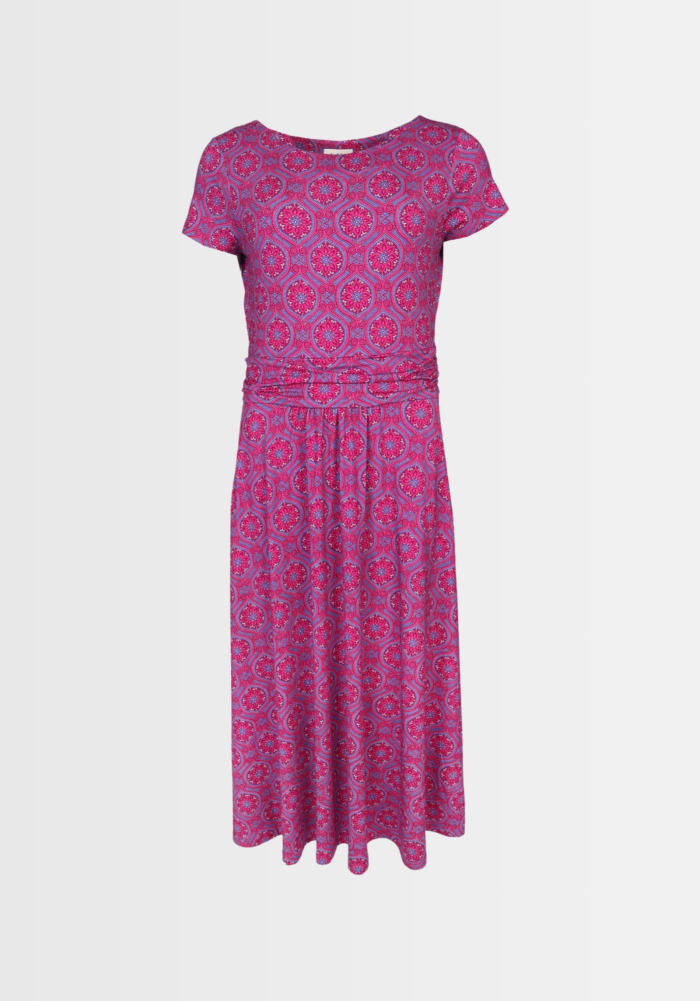 Detailansicht der kunstvollen Ornament-Prints und der verspielten Raffung im Rockteil des „Malind mandala“ Kleids. Das leichte Viskose-Gewebe schmeichelt der Figur und sorgt für angenehmen Tragekomfort.