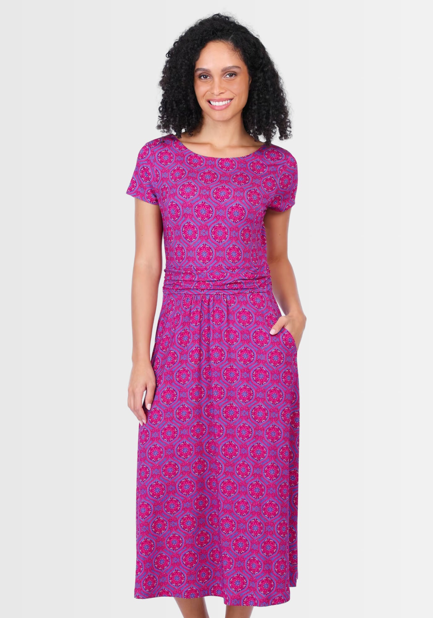 Vorderansicht des Kleids „Malind mandala“ in kräftigem Himbeerrot (raspberry), verziert mit ornamentalen Mustern. Der leichte U-Boot-Ausschnitt und die nachhaltige LENZING™ ECOVERO™-Viskose verleihen dem Kleid einen luftigen, femininen Charakter.