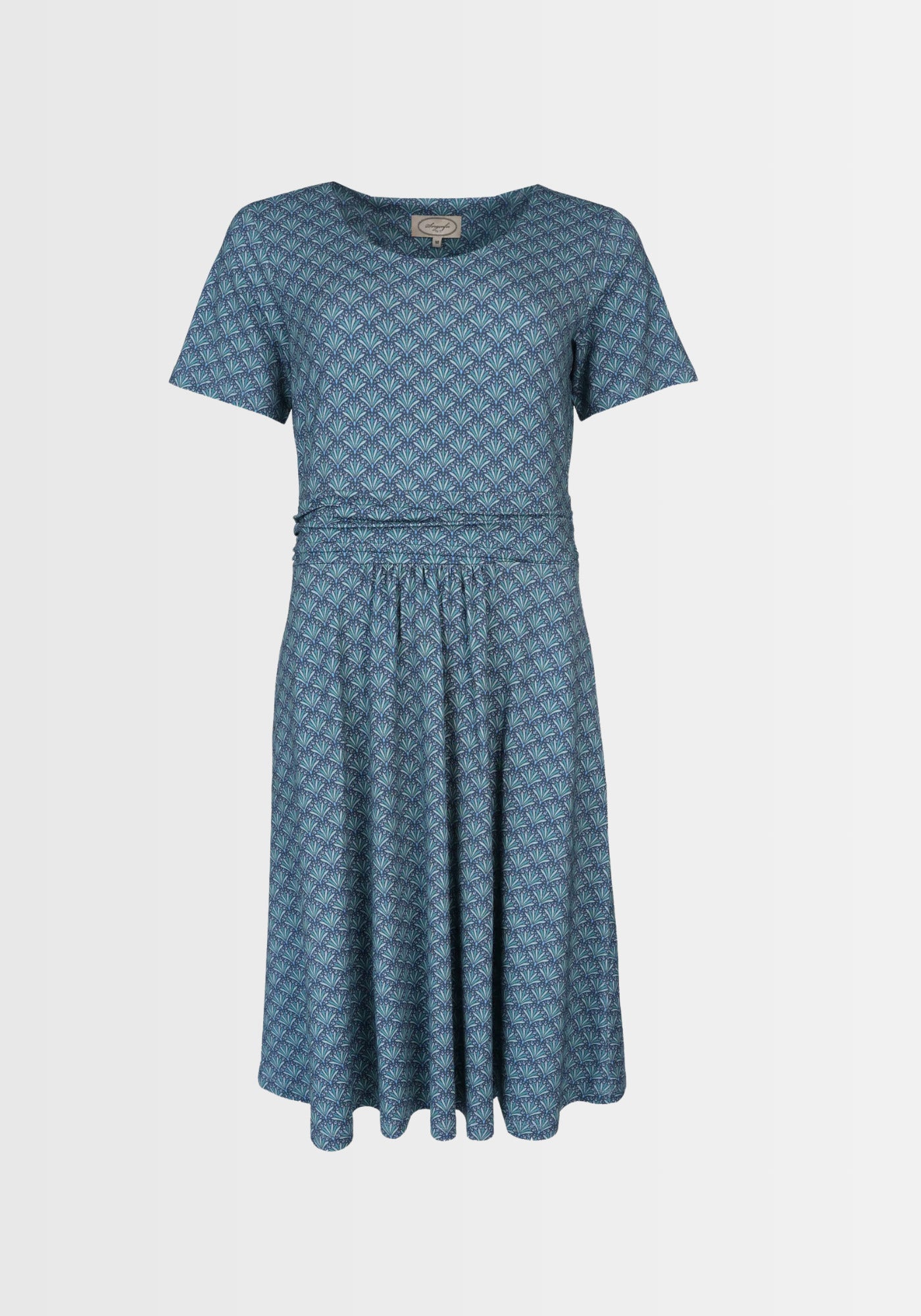 Detailansicht der charmanten Raffung in der Mitte des Rocks beim Kleid „Malindamia“ in Dunkelblau. Der weiche Stoff aus 95% Viskose und 5% Elasthan sorgt für einen fließenden, femininen Fall.