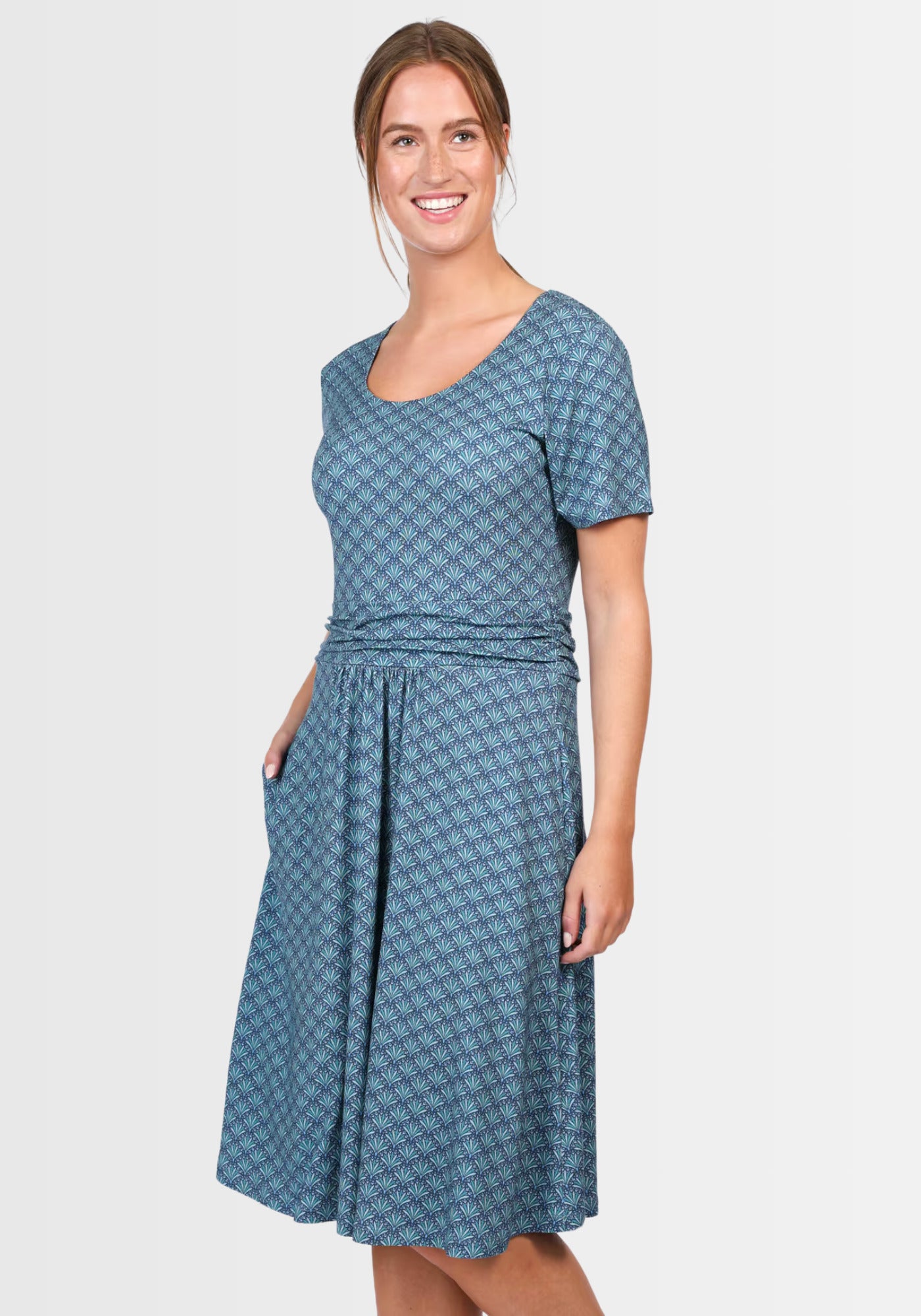 Seitenansicht des eleganten Midikleids „Malindamia“ in Navy. Die lässigen Eingrifftaschen und der leichte U-Boot-Ausschnitt sorgen für stilvolle Akzente und optimalen Tragekomfort im Alltag.