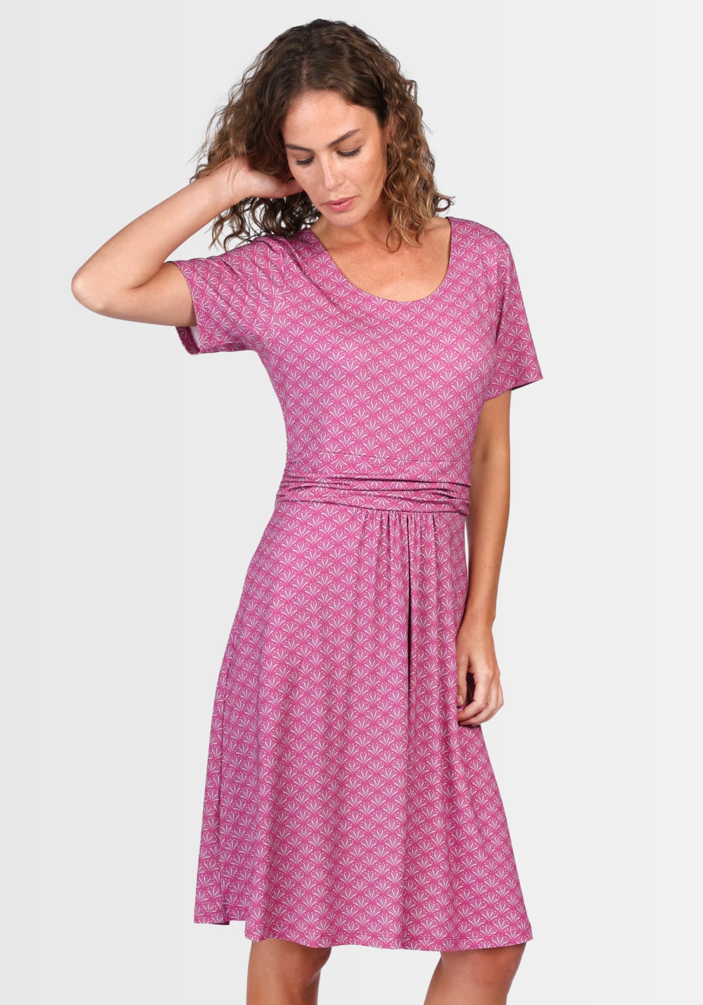 Lifestyle-Aufnahme des Kleids „Malindamia“ in satter Himbeerfarbe. Der leichte U-Boot-Ausschnitt, die lässigen Taschen und der schwungvolle Rock kreieren einen frischen, sommerlichen Look, hergestellt aus nachhaltiger Forstwirtschaft und perfekt für warme Tage.