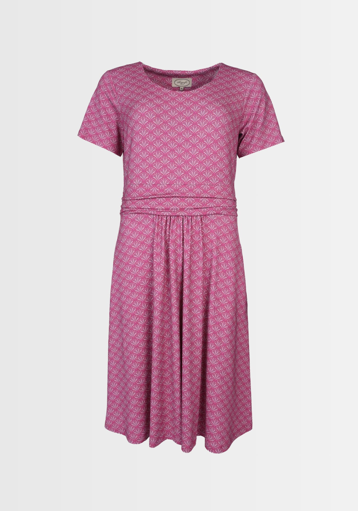 Detailansicht der feinen Viskose-Elasthan-Struktur mit Raffung in der Mitte des Rocks. Der luftige, nachhaltige Stoff verleiht dem Kleid „Malindamia“ in Himbeerrot seine feminine Silhouette.