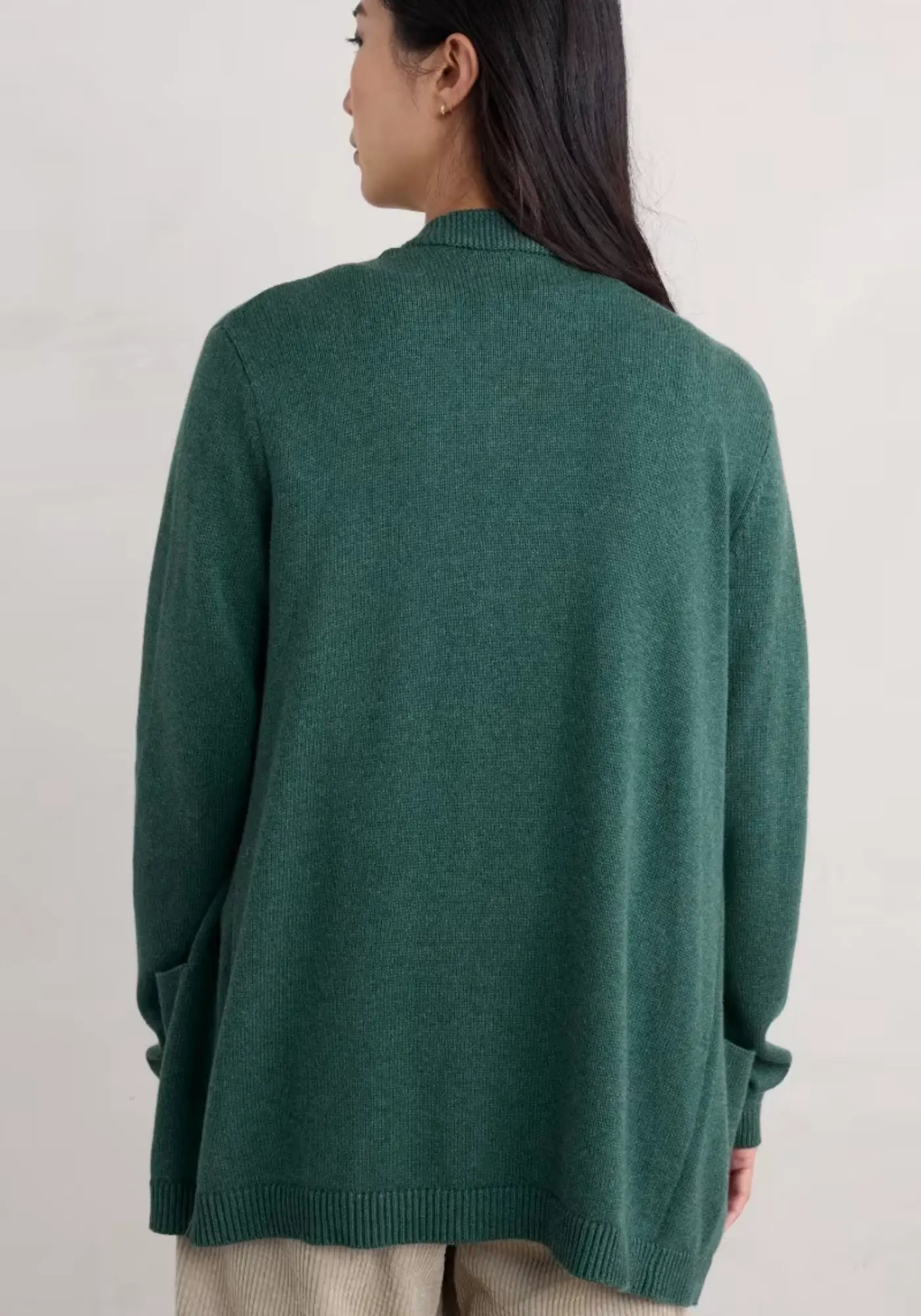 Strickcardigan mit offener Kante am Ausschnitt, praktischen Taschen und lockerem Schnitt aus organischer Baumwolle.