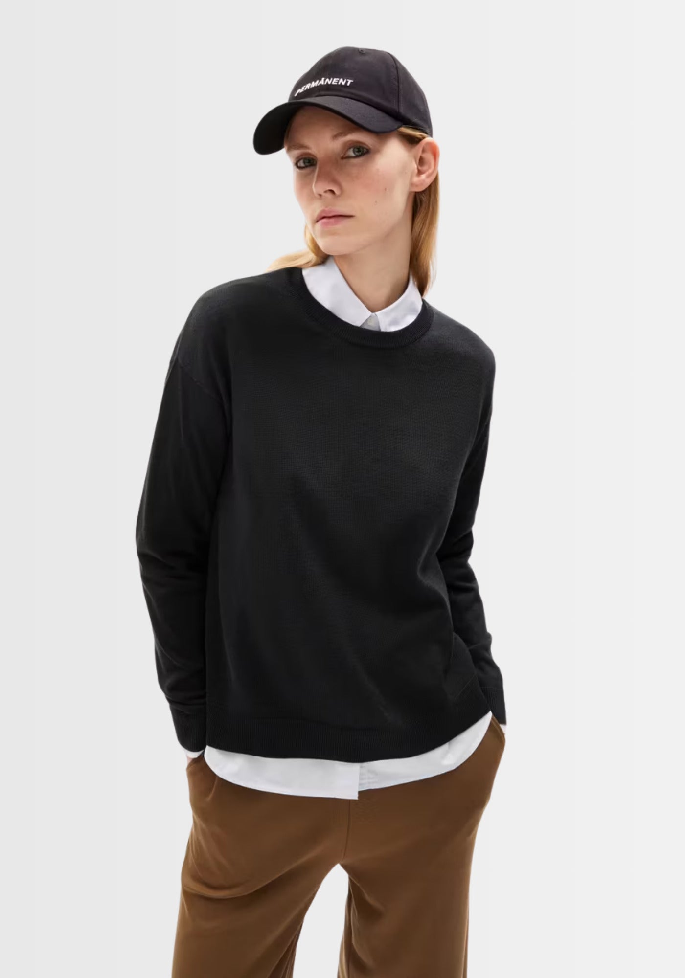 Halbseitige Ansicht des Larunaa Sweaters, gefertigt aus 50% Bio-Baumwolle und 50% TENCEL™ Lyocell, mit Rundhalsausschnitt und feinem Strickmuster.