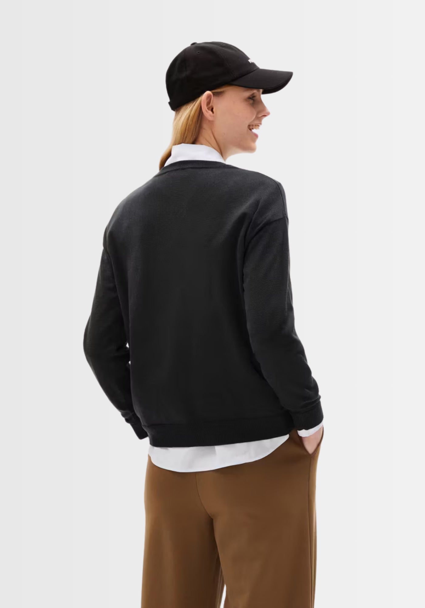 Hinteransicht des schwarzen Larunaa Pullovers, der seine legere Passform und das feine Strickbild hervorhebt, ideal zum Layern mit Bluse oder Shirt.