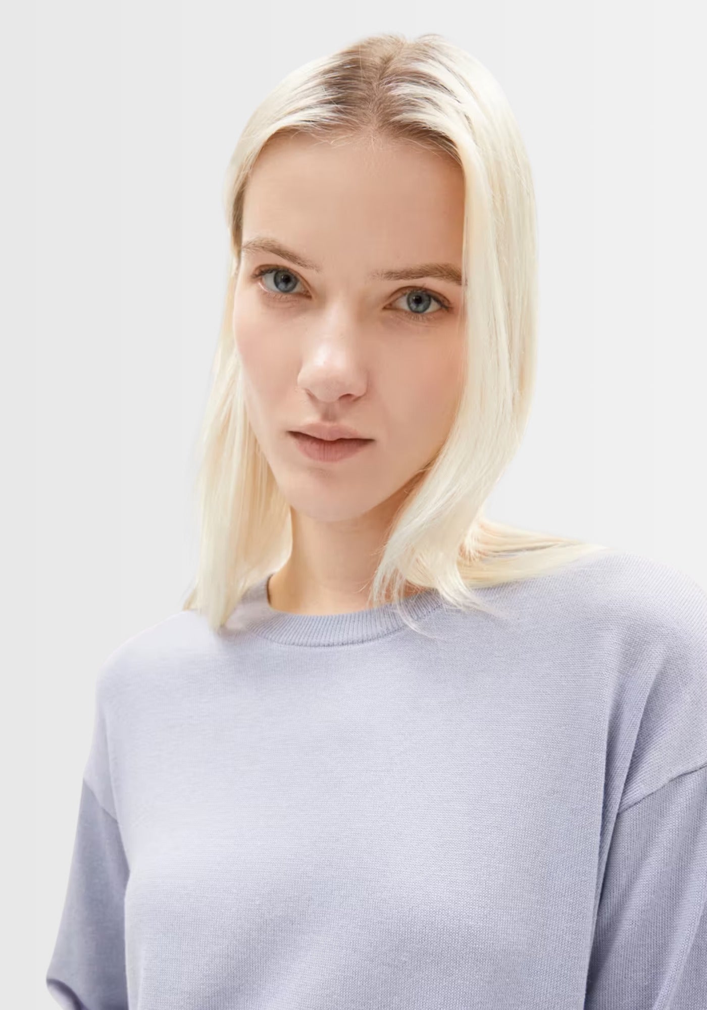 Nahaufnahme des feinen Strickmusters des Larunaa Sweaters, der aus einem Mix aus Bio-Baumwolle und TENCEL™ Lyocell gefertigt wurde und einen besonders weichen Tragekomfort bietet.