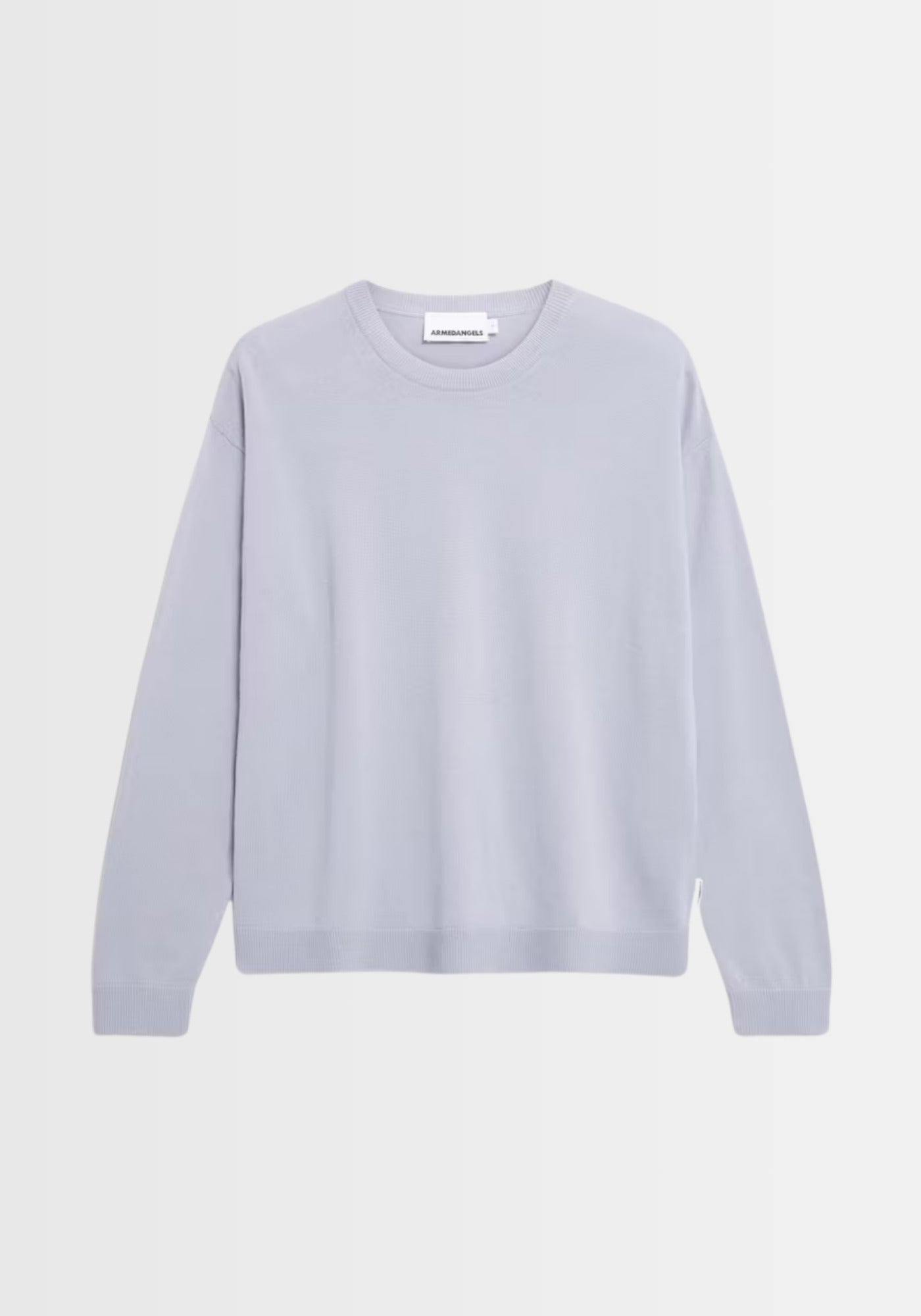 Freigestelltes Bild des Larunaa Sweaters, das die hochwertige Verarbeitung und den bequemen Loose Fit aus 50% Bio-Baumwolle und 50% TENCEL™ Lyocell hervorhebt.