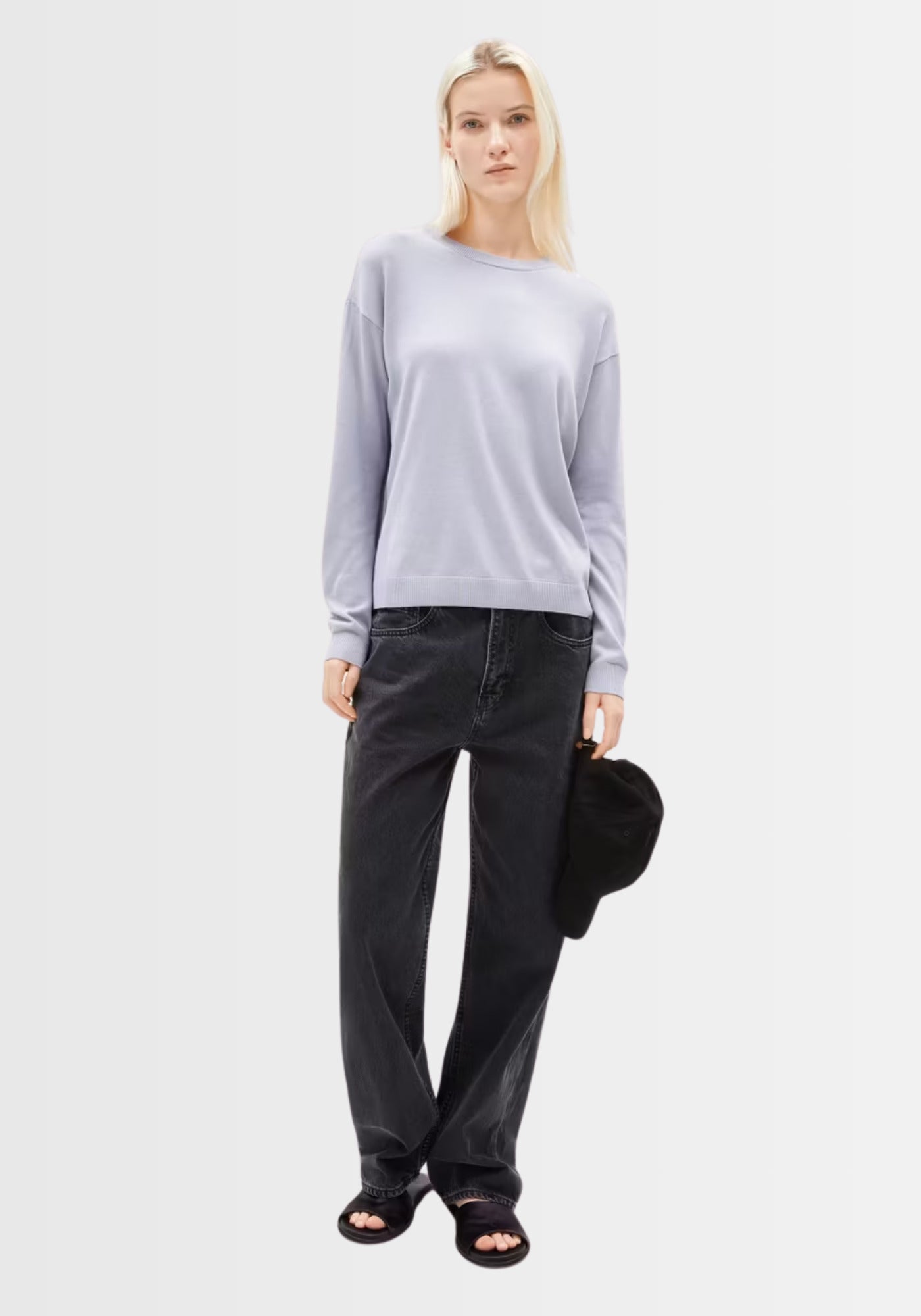 Frontansicht des Larunaa Sweaters, gefertigt aus 50% Bio-Baumwolle und 50% TENCEL™ Lyocell, mit rundem Halsausschnitt und lockerem Schnitt für einen lässigen, modernen Look.