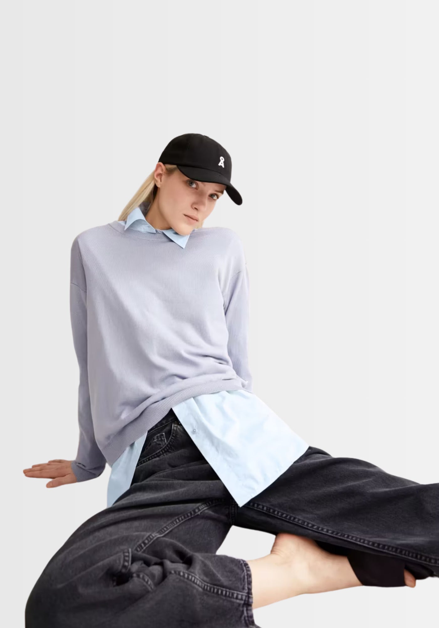 Model präsentiert den Larunaa Sweater in einem entspannten Outfit – ideal kombiniert mit Jeans oder Rock, für einen lässigen Alltagslook und nachhaltigen Tragekomfort.