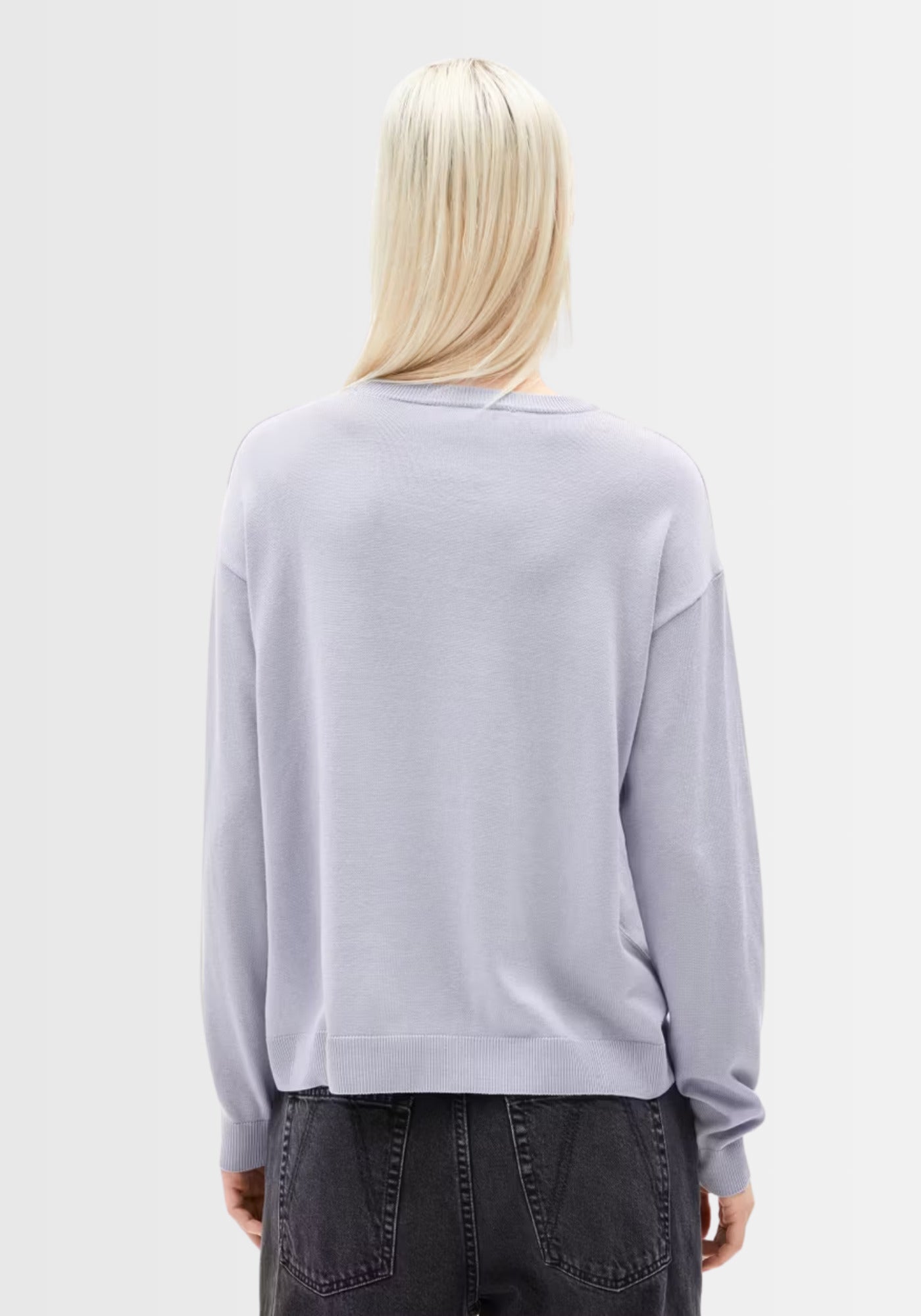 Rückansicht des Larunaa Sweaters, die den klaren, lockeren Schnitt und die schlichte, zeitlose Optik aus nachhaltiger Bio-Baumwolle und TENCEL™ Lyocell zeigt.