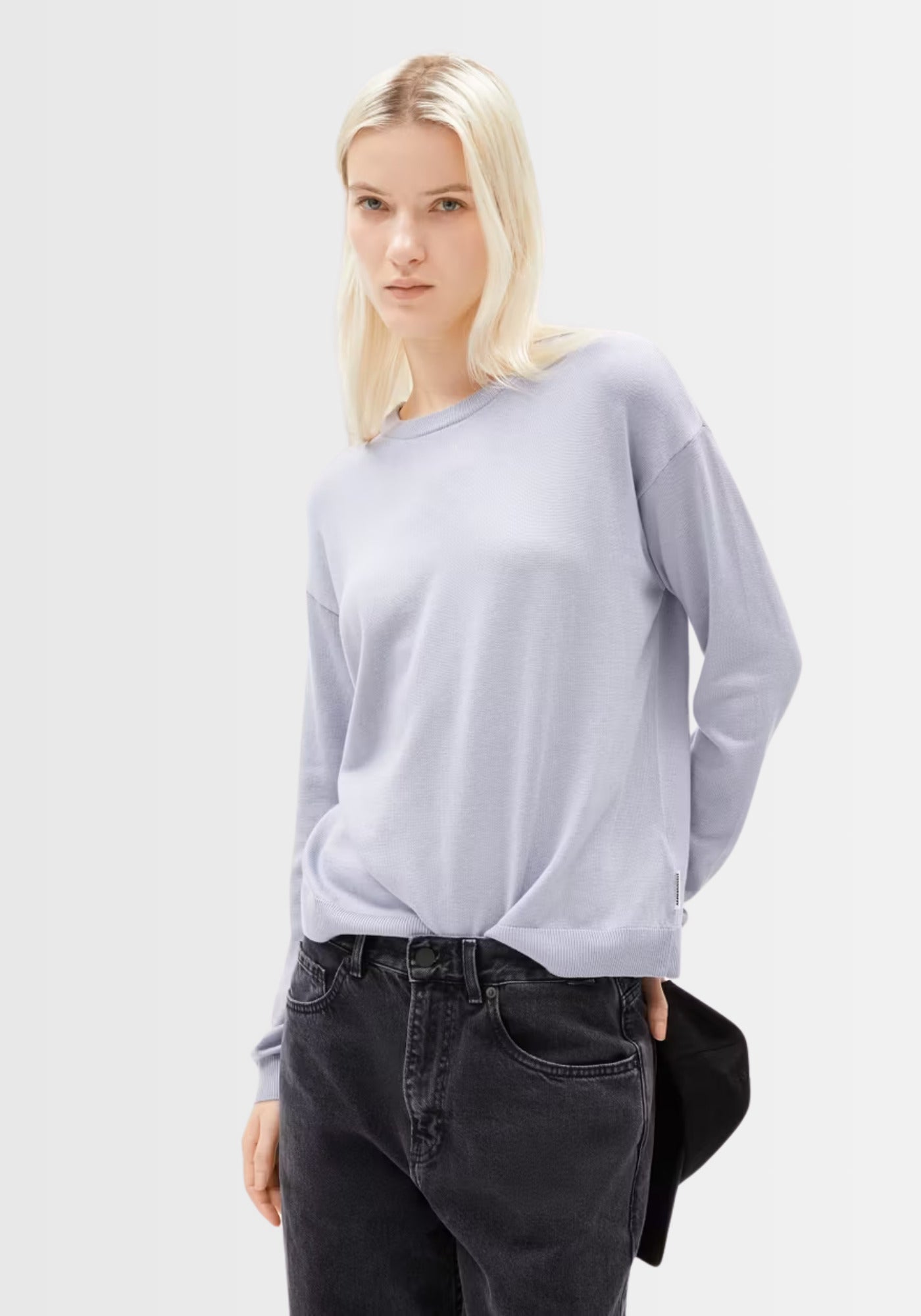 Seitenansicht des lockeren Larunaa Sweaters, der durch seinen entspannten Schnitt und hochwertigen Feinstrick aus nachhaltigen Materialien überzeugt.