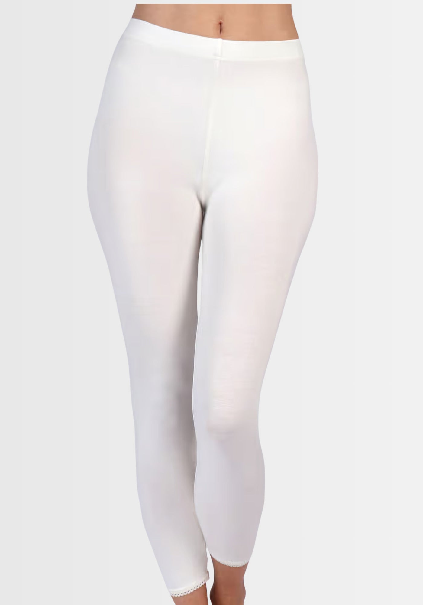 Schmal geschnittene Leggings „Antje“ in Ivory, vorne fotografiert, mit anschmiegsamer Passform und hohem Tragekomfort durch Viskose-Elasthan-Mix.