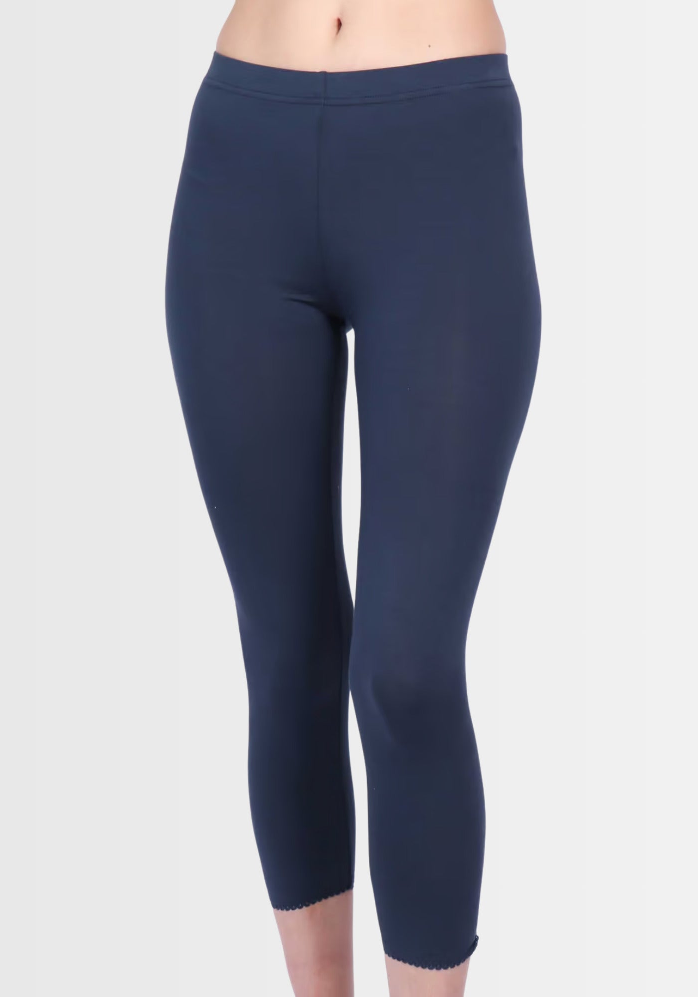 Dunkelblaue Leggings „Antje“ in der vorderen Ansicht, aus bequemem Viskose-Elasthan-Mix, mit elastischem Bund und feinem Spitzenabschluss am Saum.