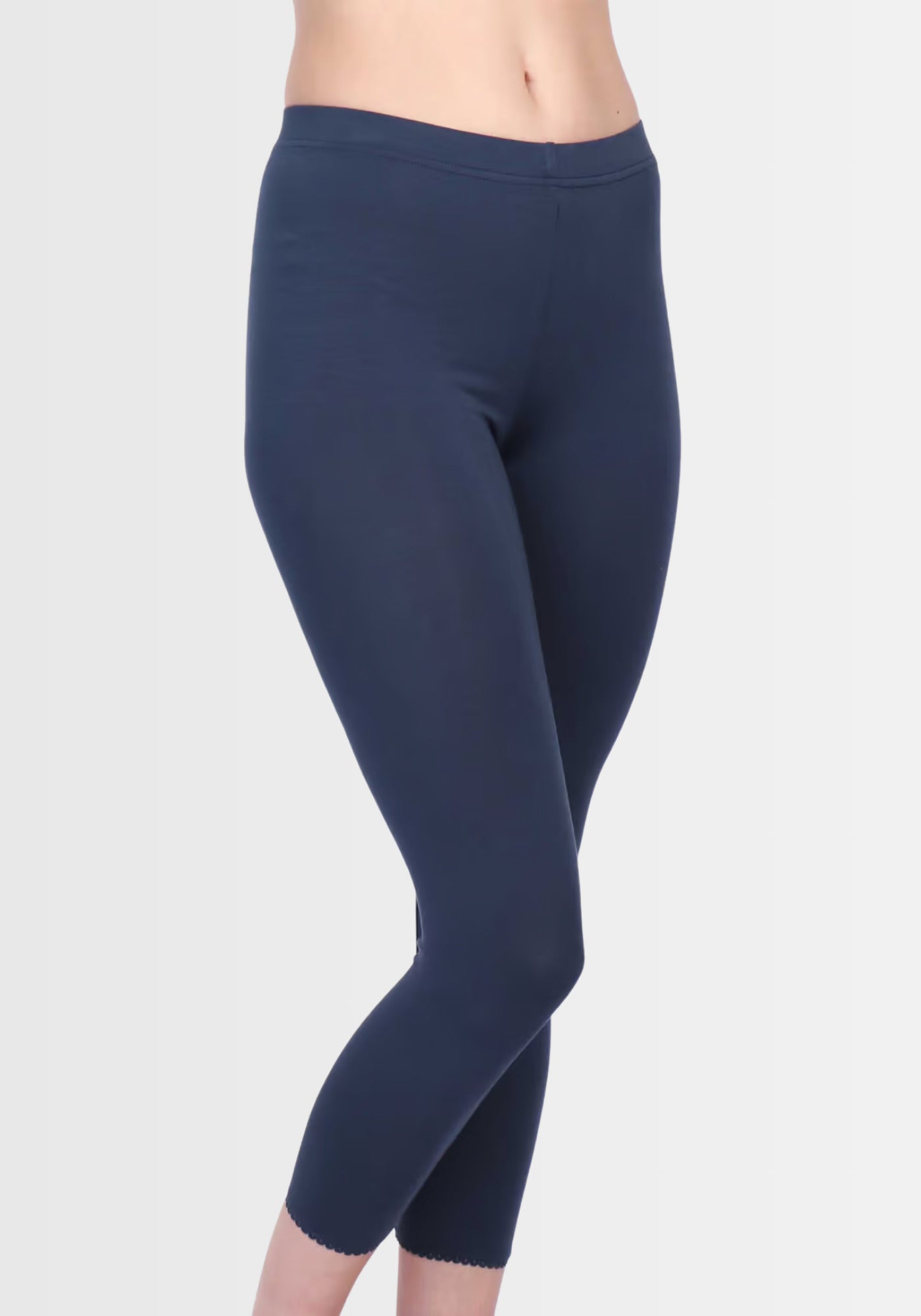 Seitliche Ansicht der navyblauen Leggings „Antje“, die den weichen Stoff und die schmeichelnde Passform hervorhebt – ein vielseitiger Allrounder.