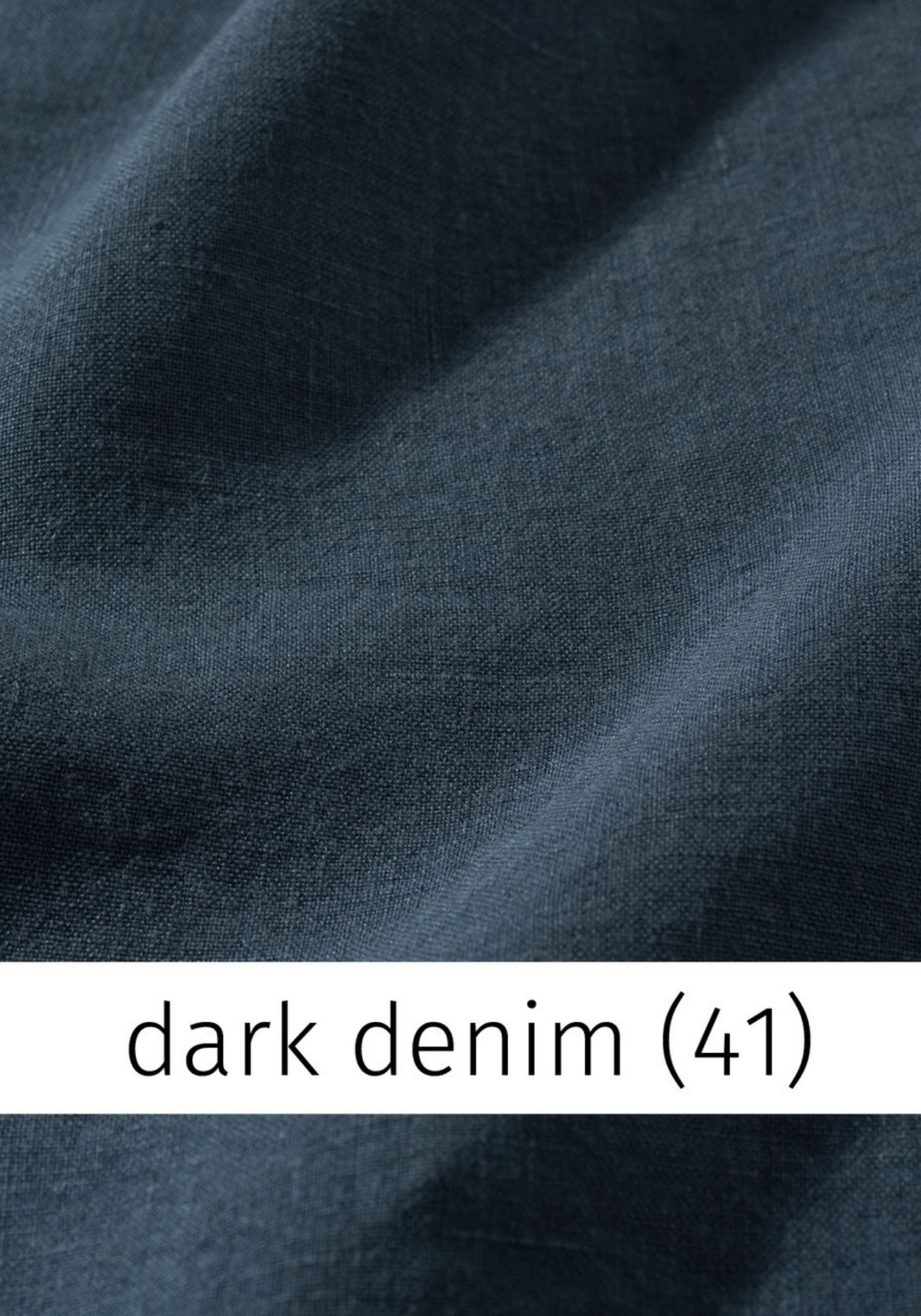 Nahaufnahme des dunkelblauen Leinenstoffs in der Farbe Dark Denim (41), 100% Leinen, angenehm weich und perfekt für leichte Sommerhosen.
