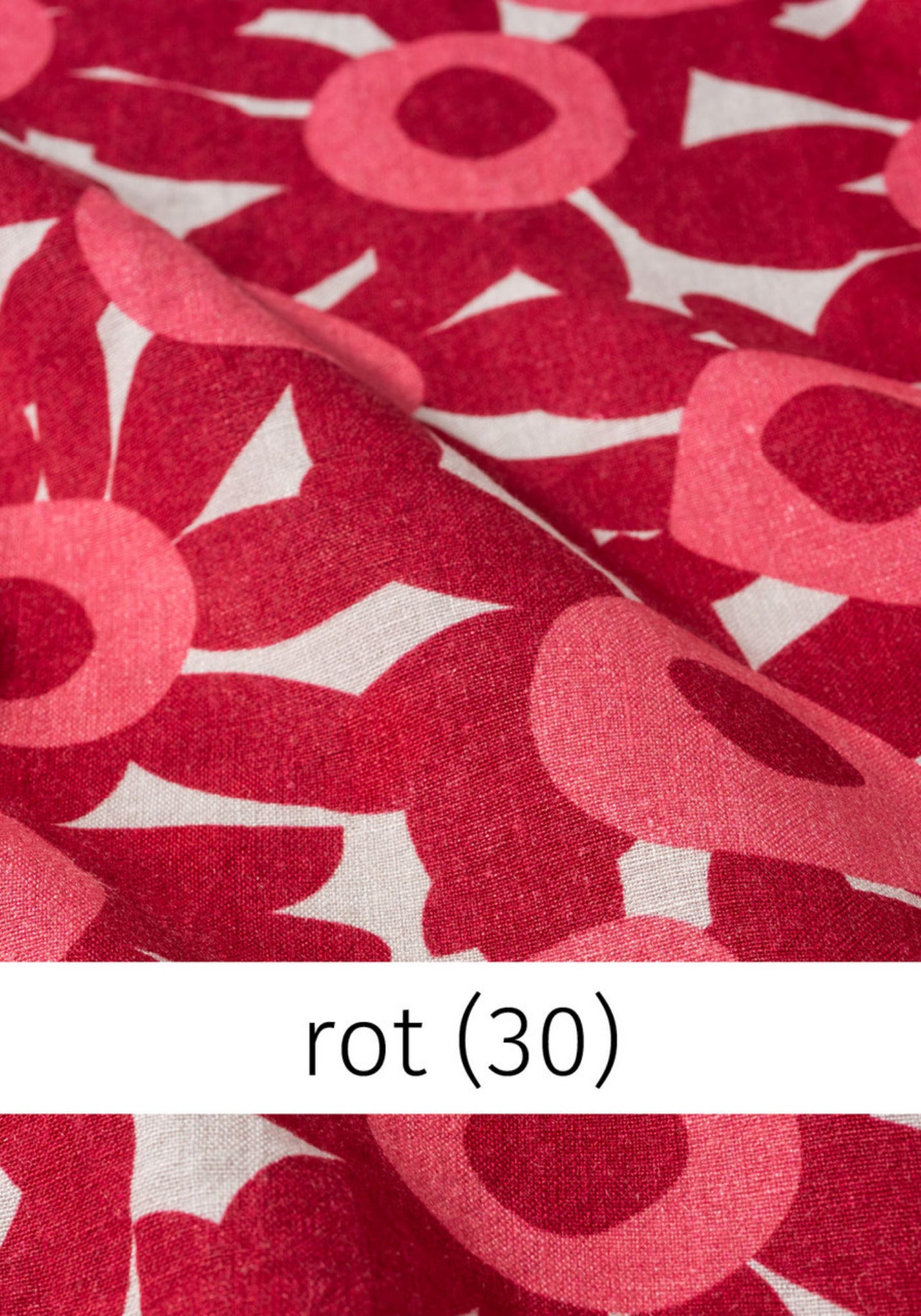 Nahaufnahme des kräftig roten Blumenmusters „Valina“ auf reinem Leinen, mit zartem Glanz und weicher Haptik, perfekt für frische Looks.