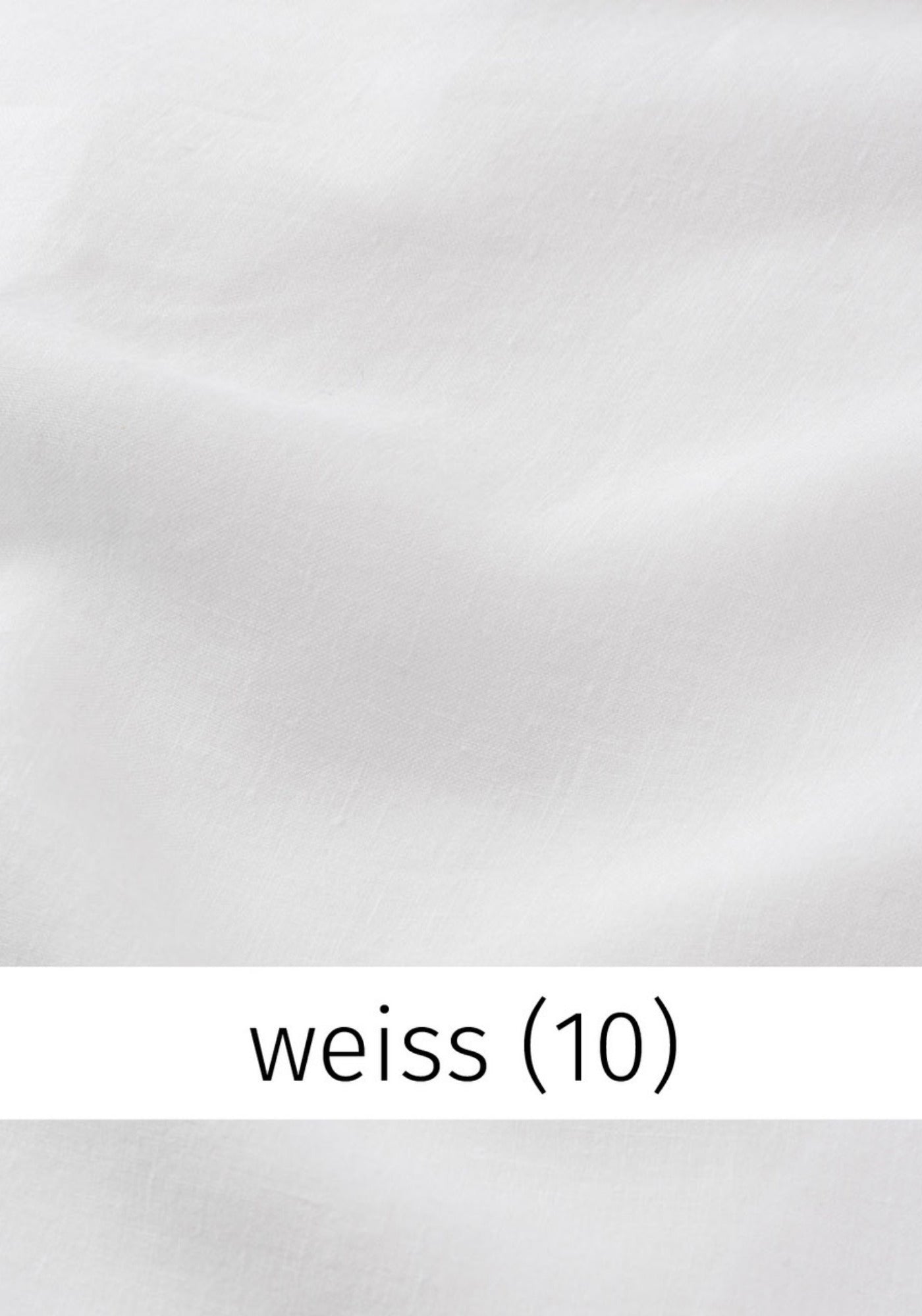 Nahaufnahme des weißen Leinenschals aus 100% Leinen, mit feiner Struktur und angenehm weicher Haptik, ideal für leichte Sommer- und Frühlingslooks.