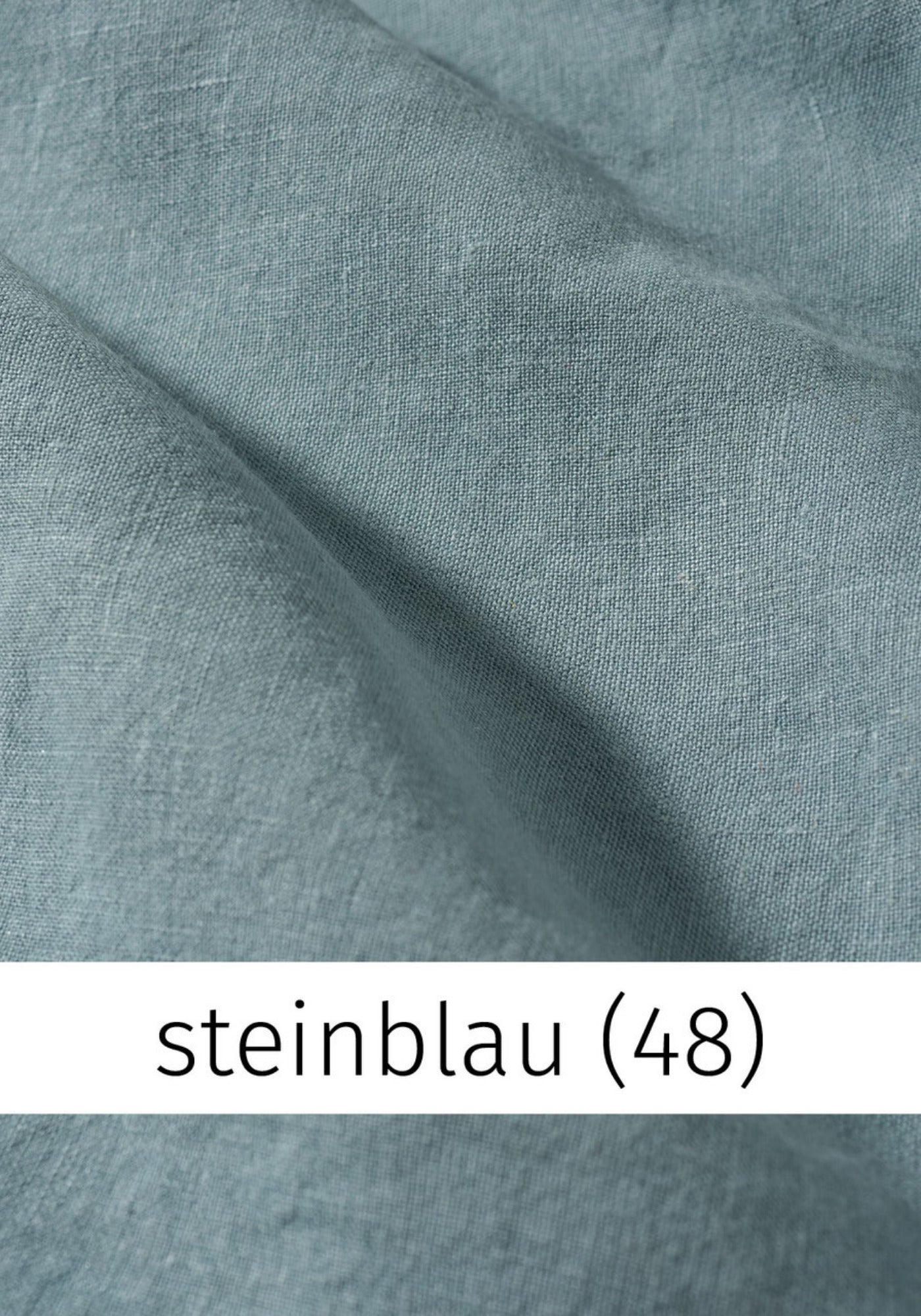 Nahaufnahme des feinen Leinenstoffs in Steinblau (48), der durch seine atmungsaktive Struktur und weiche Haptik überzeugt, perfekt für sommerliche Blusen.