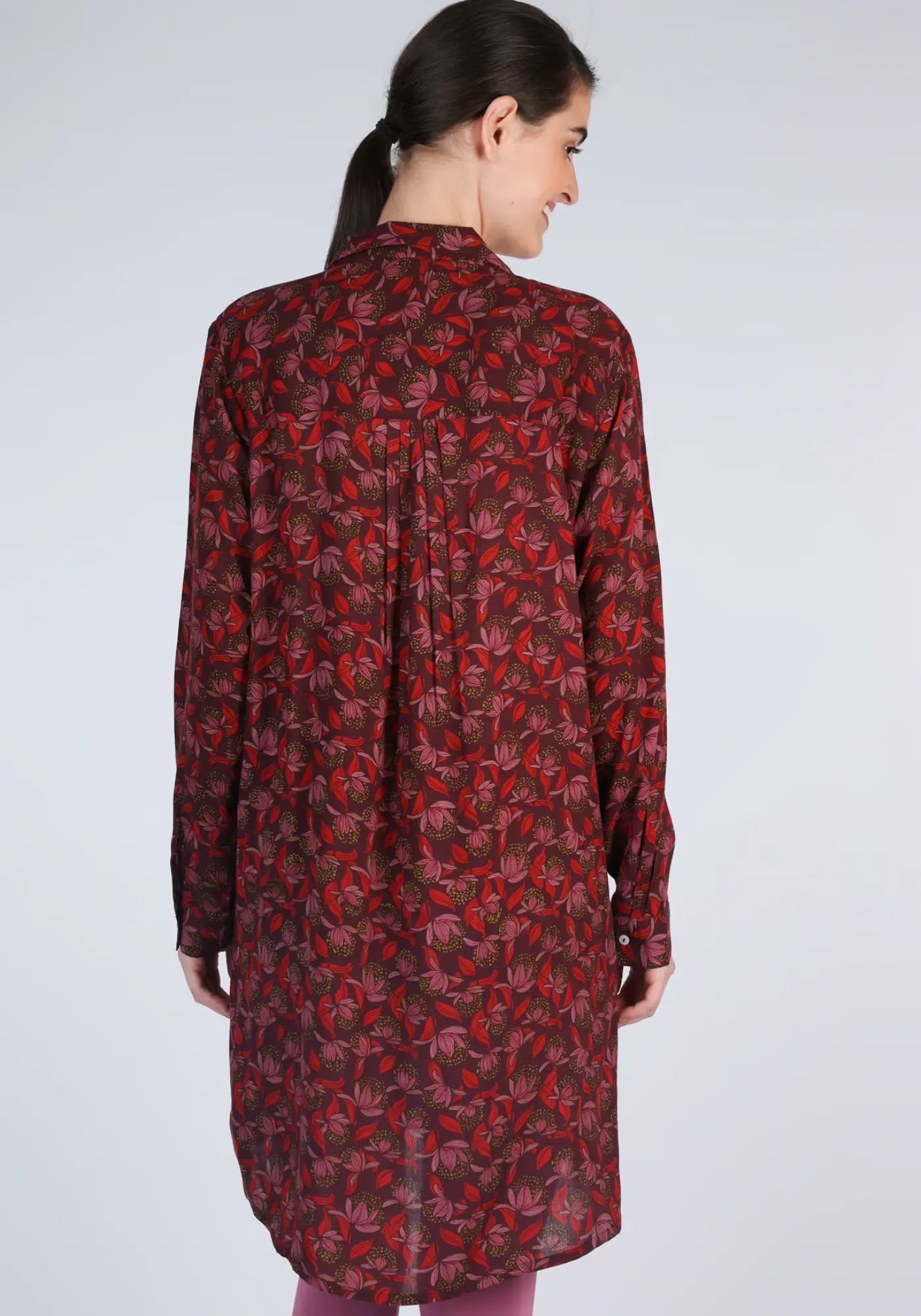 Die rote Magda Tunika mit ihrem floralen Print und lockeren Schnitt ist der perfekte Begleiter für entspannte Herbsttage. Jetzt bei Lieblingsstuecke entdecken.