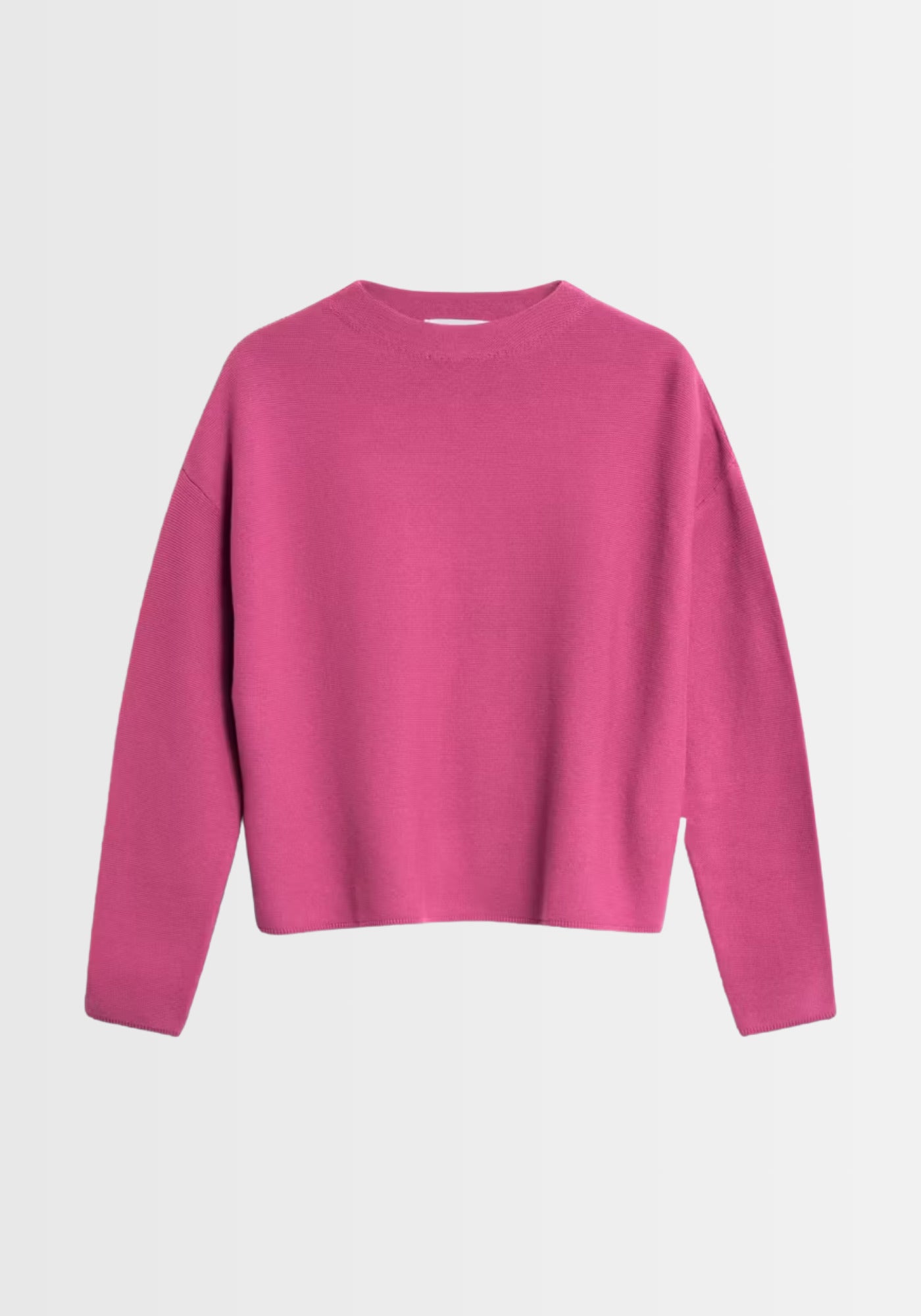 Freigestellter Feinstrickpullover in knalligem Pink, mit hochgeschlossenem Mock Neck und lockerem Schnitt aus GOTS-zertifizierter Bio-Baumwolle.