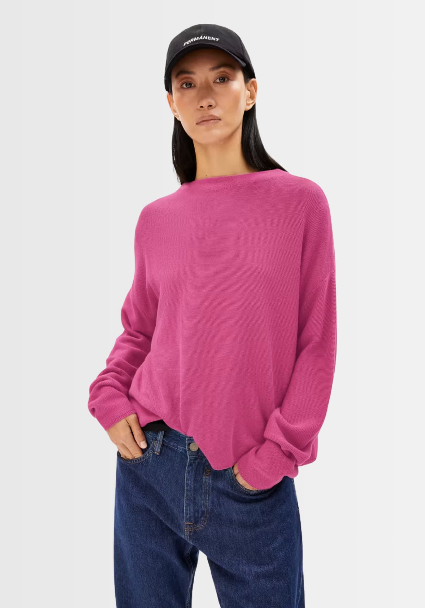 Luftig geschnittener Bio-Baumwollpullover in strahlendem Pink, perfekt für entspannte Looks und PETA-approved vegan.