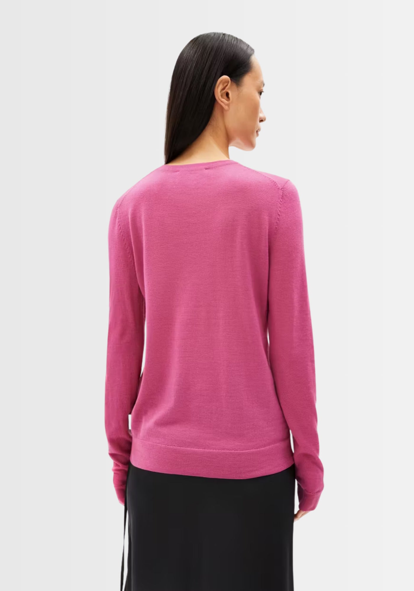 Rückseite des Eldiaa Merinopullovers zeigt die schlanke Passform und das feine Strickbild, gefertigt in Prato, Türkei, aus zertifizierter Merinowolle.