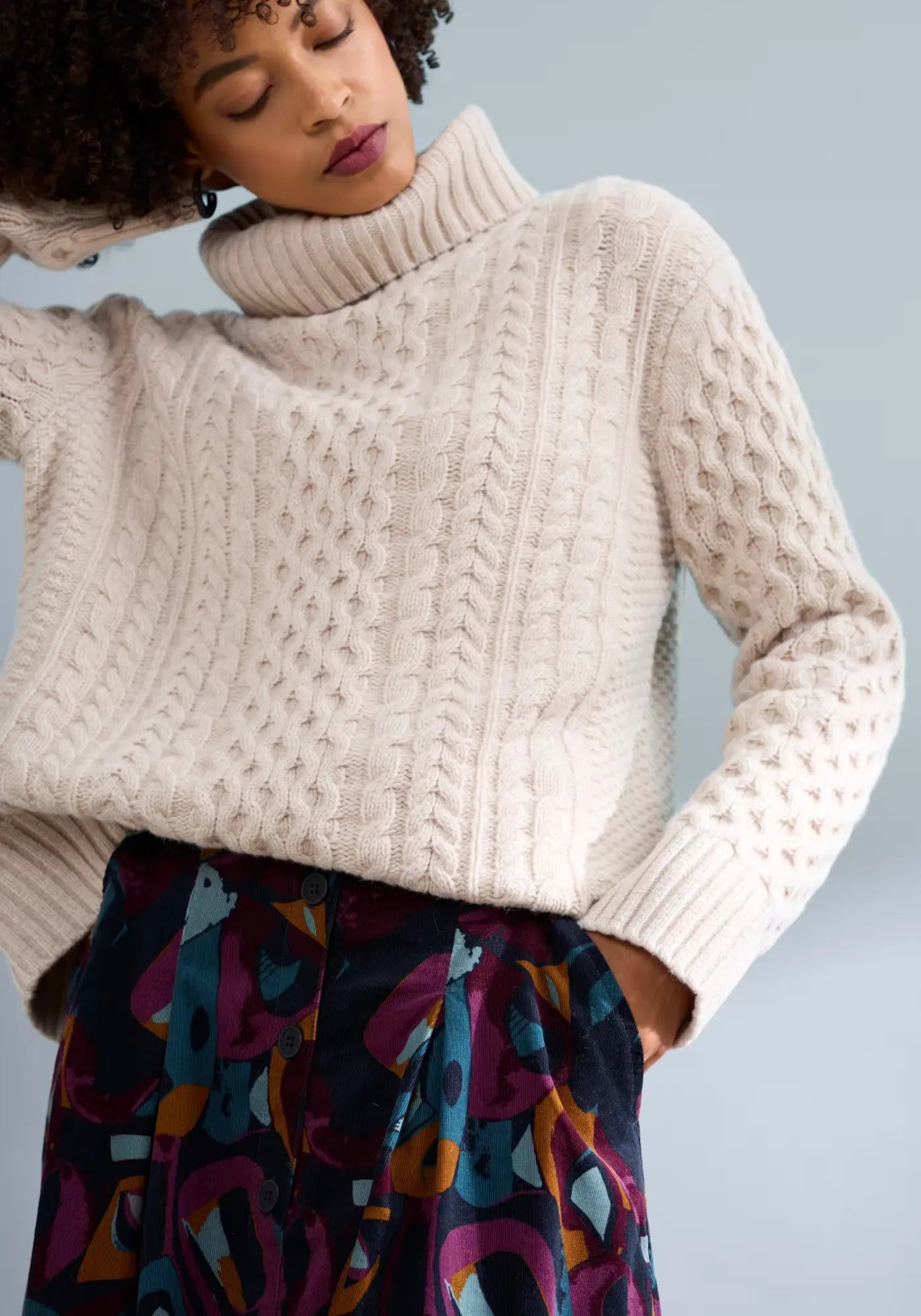 Pine Forest Strickpullover aus 100% Merinowolle mit Rollkragen und Zopfmuster für Damen in Weiß.