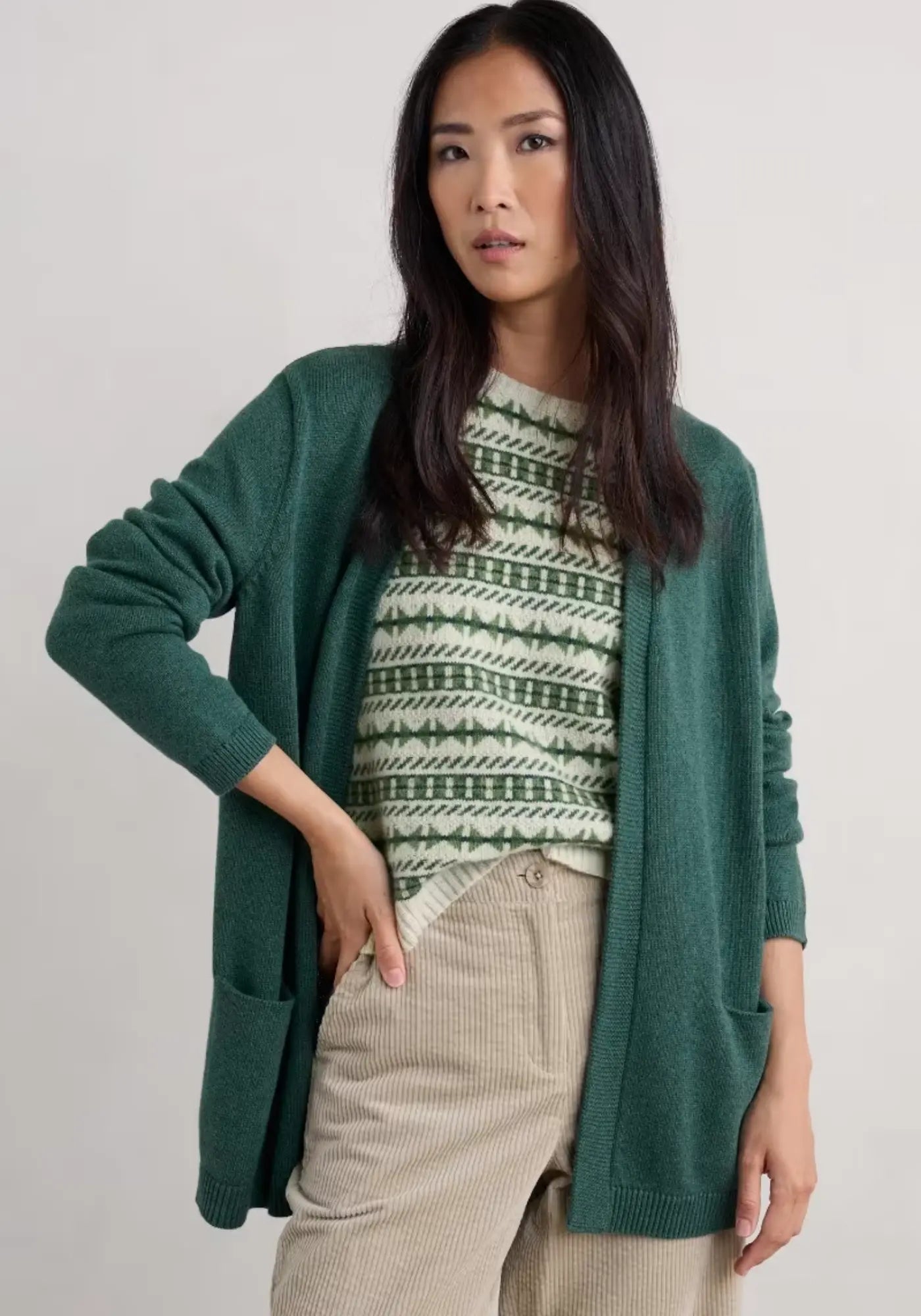 Gemütlicher, lang geschnittener Cardigan in Grün, ideal zum Kombinieren mit schmalen Hosen oder bedruckten Kleidern.