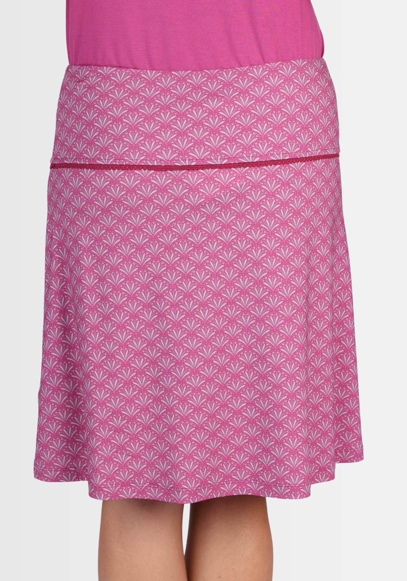 Rückansicht des Rocks „Amanda – spring feather“ in Himbeerrot. Der weit schwingende Schnitt und das weiche Material aus nachhaltiger Viskose sorgen für eine feminine Ausstrahlung.