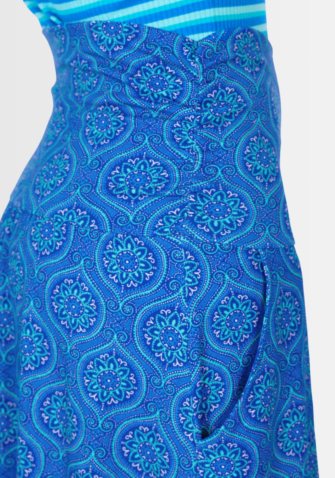 Nahaufnahme des umschlagbaren Bündchens am Rock „Kalla“ in Lapiston, verziert mit einer zarten Spitzenkante. Dieser kleine Akzent hebt das feminine Design hervor und bietet gleichzeitig optimalen Halt.