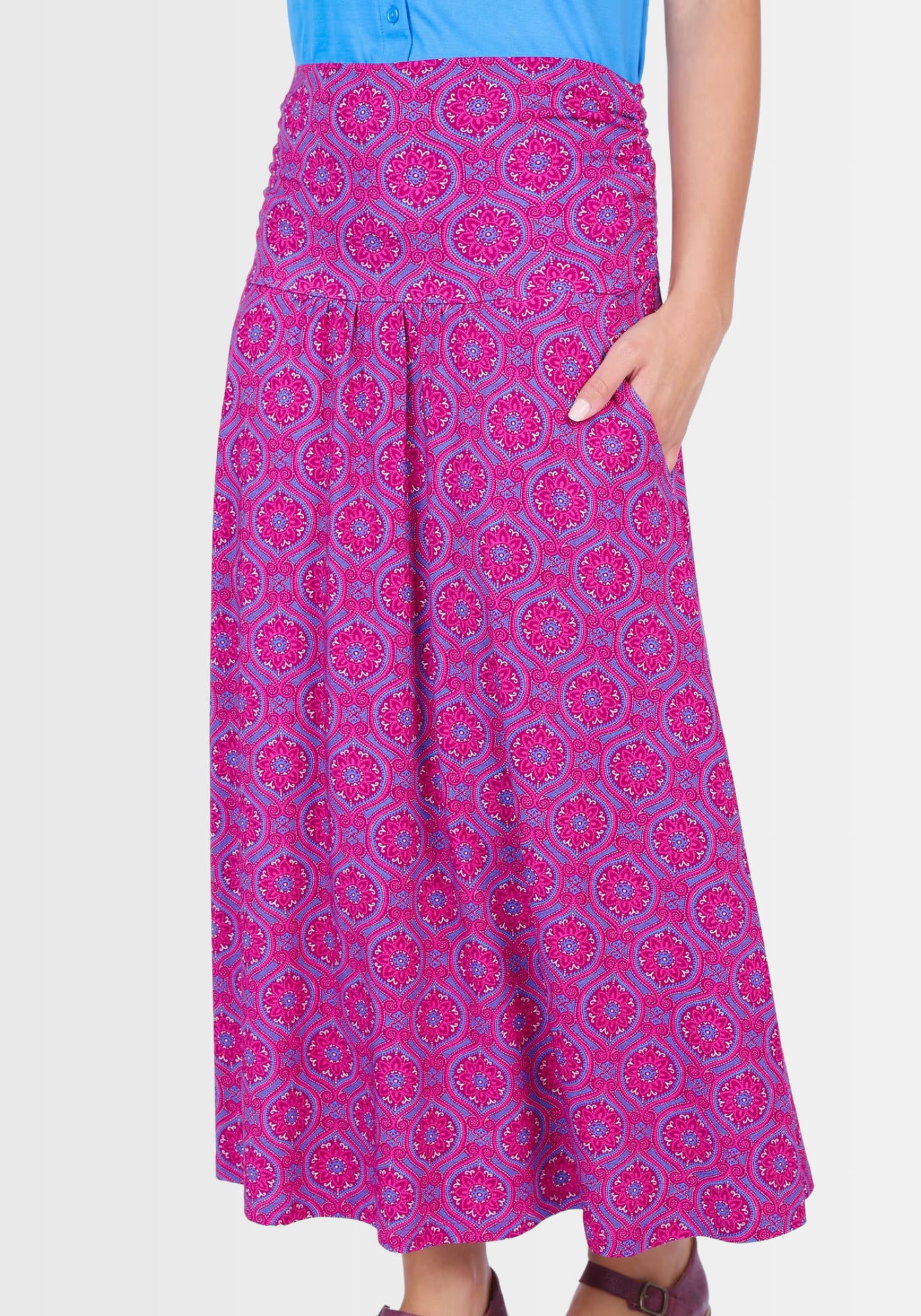 Nahaufnahme des elastischen Umschlagbunds am Rock „Kalla“ mit filigraner Spitzenkante. Dieser dezente Akzent betont den femininen Look und macht den Rock in Himbeerrot zu einem vielseitigen Sommerfavoriten.