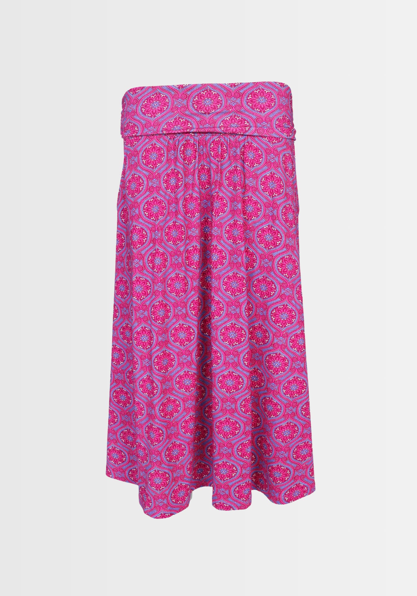 Freigestellter Rock „Kalla“ in intensivem Himbeerrot mit orientalisch inspiriertem Mandala-Print. Dank weicher Eco-Viscose und umschlagbarem Bund bietet er optimalen Tragekomfort und einen lässig-femininen Look.