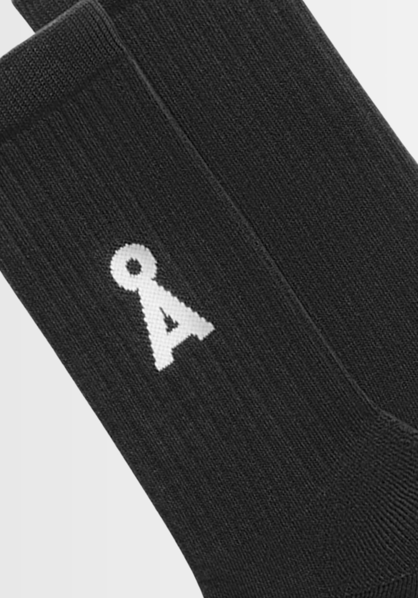 Schwarze Socken mit auffälligem A-Logo auf dem Schaft, aus 78% Bio-Baumwolle, 20% recyceltem Polyamid und 2% Elasthan für eine bequeme Passform.