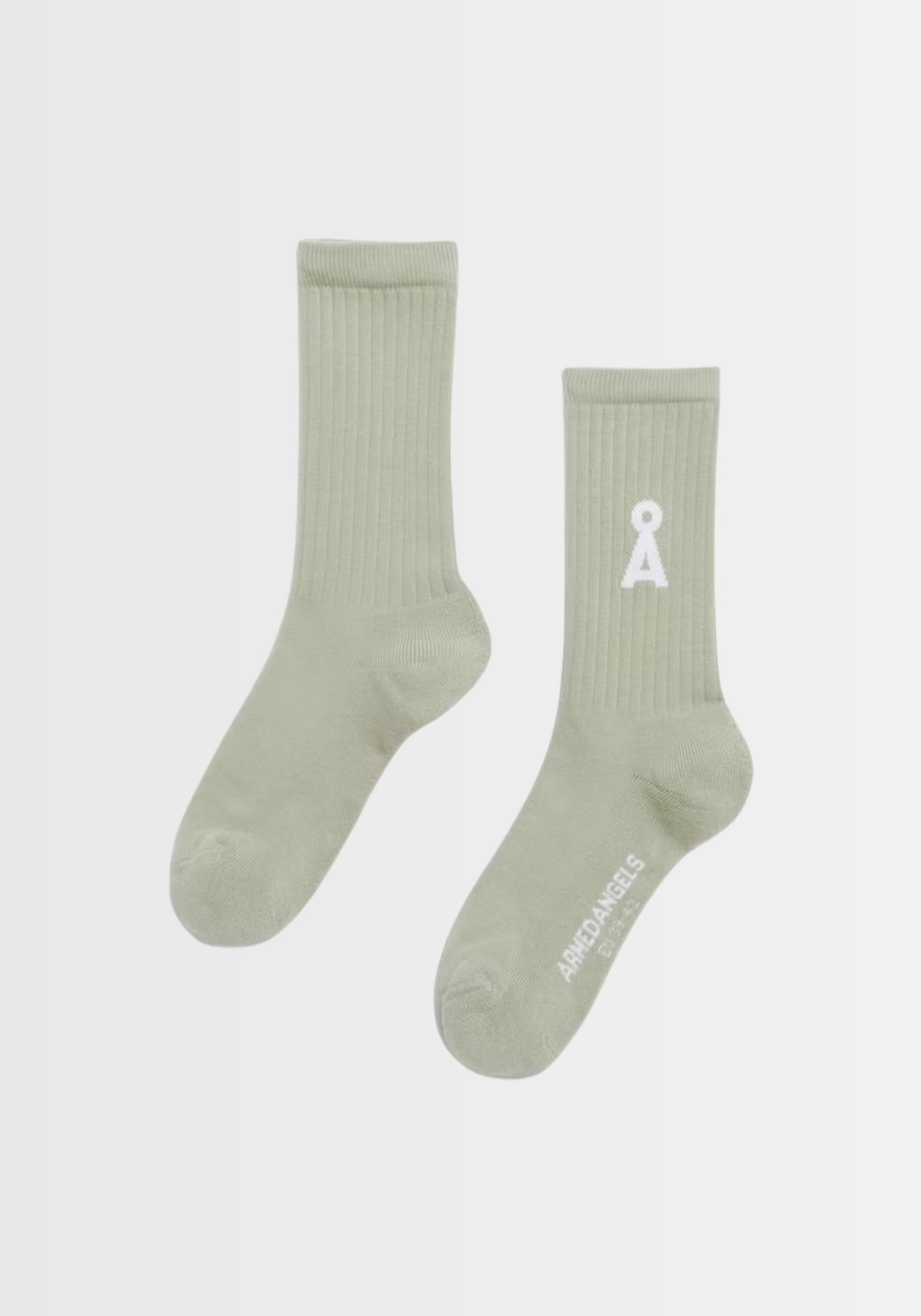 Freigestellte Ansicht der leuchtend grünen SAAMUS BOLD Socken in „seagreen“, mit markantem Logo und elastischem Bündchen. Hergestellt in Braga, Portugal, verbinden sie Komfort und Umweltbewusstsein dank Bio-Baumwolle, recyceltem Polyamid und veganer Zertifizierung.