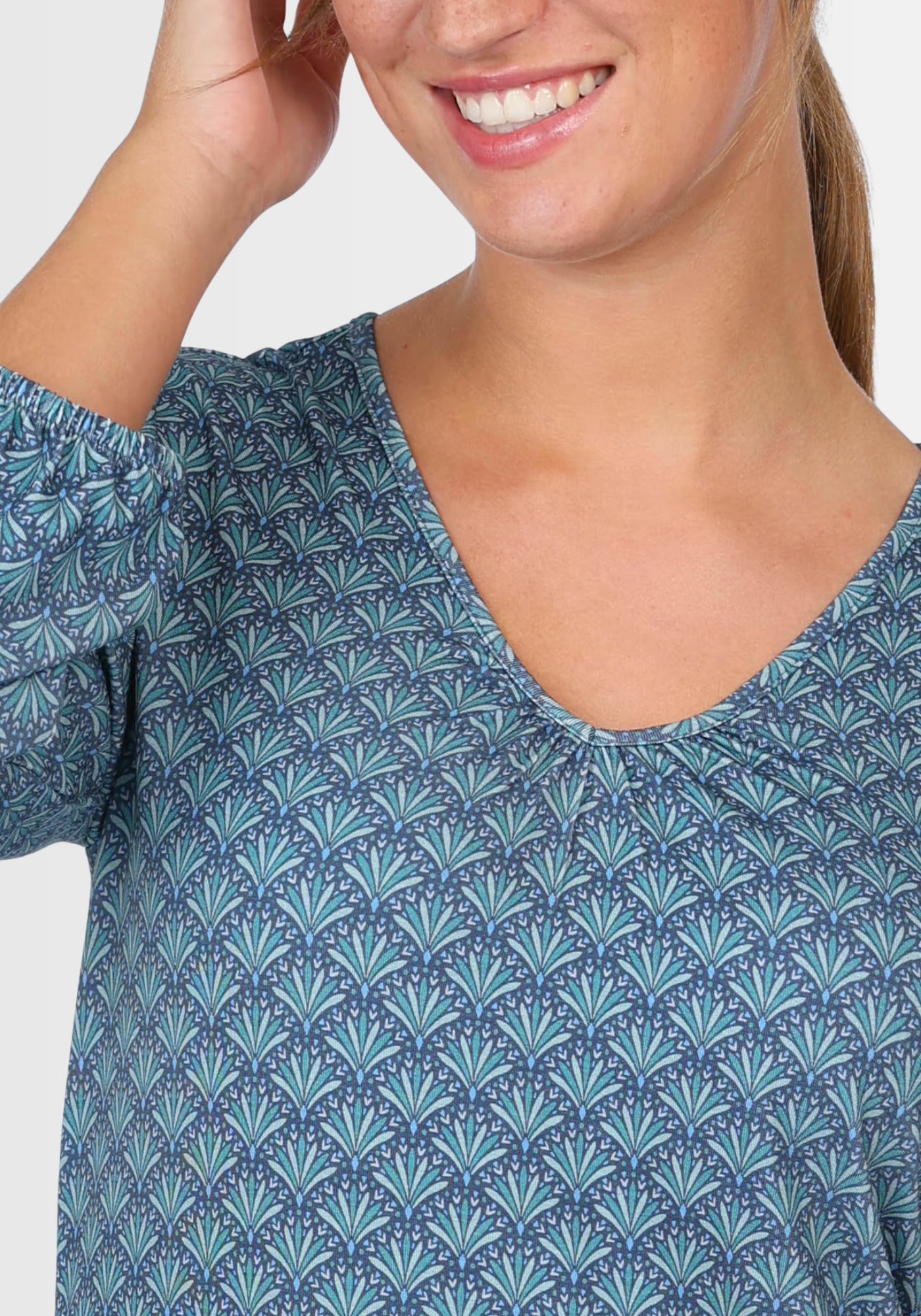 Nahaufnahme des gerafften, herzförmigen Ausschnitts am Shirt „Andria“ in Navy. Die raffinierte Raffung akzentuiert das Dekolleté auf eine feminine, elegante Weise.