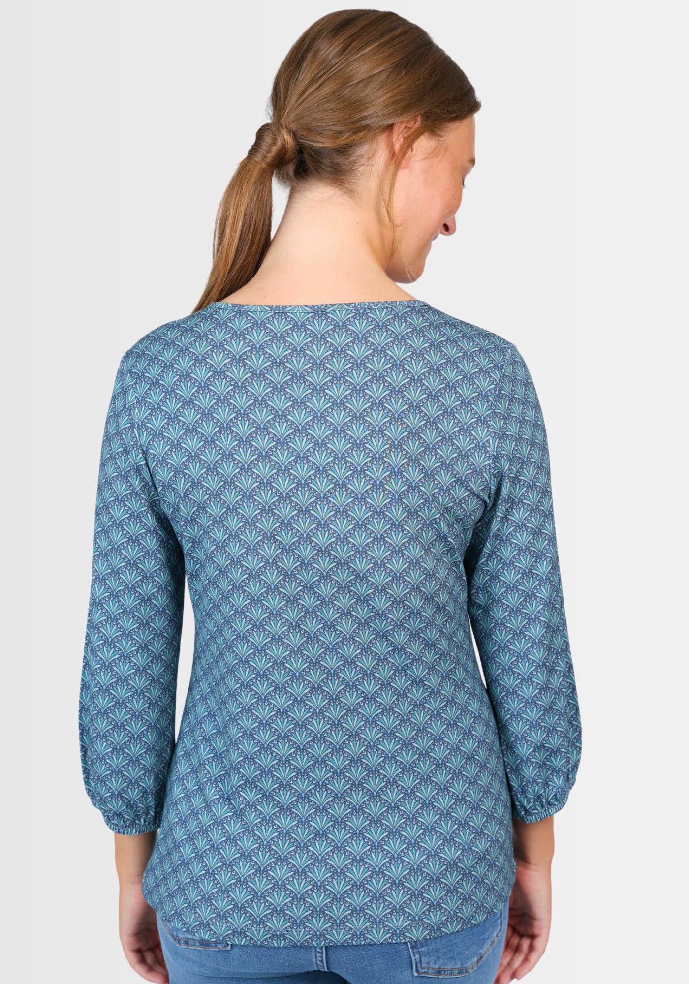 Rückansicht des Shirts „Andria“ in Dunkelblau, das dank seiner entspannten Passform und der weichen Viskose-Elasthan-Mischung für einen bequemen Sitz im Alltag sorgt.