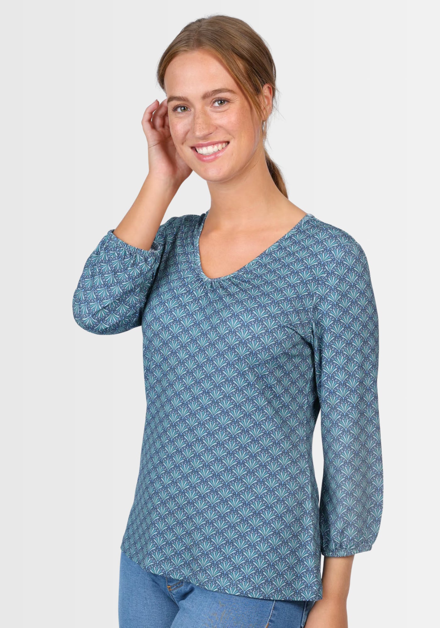 Seitenansicht des femininen Shirts „Andria“ in Navy. Die 7/8-Ärmel mit Gummibündchen sorgen für eine moderne Note und betonen den lässigen, aber eleganten Stil.