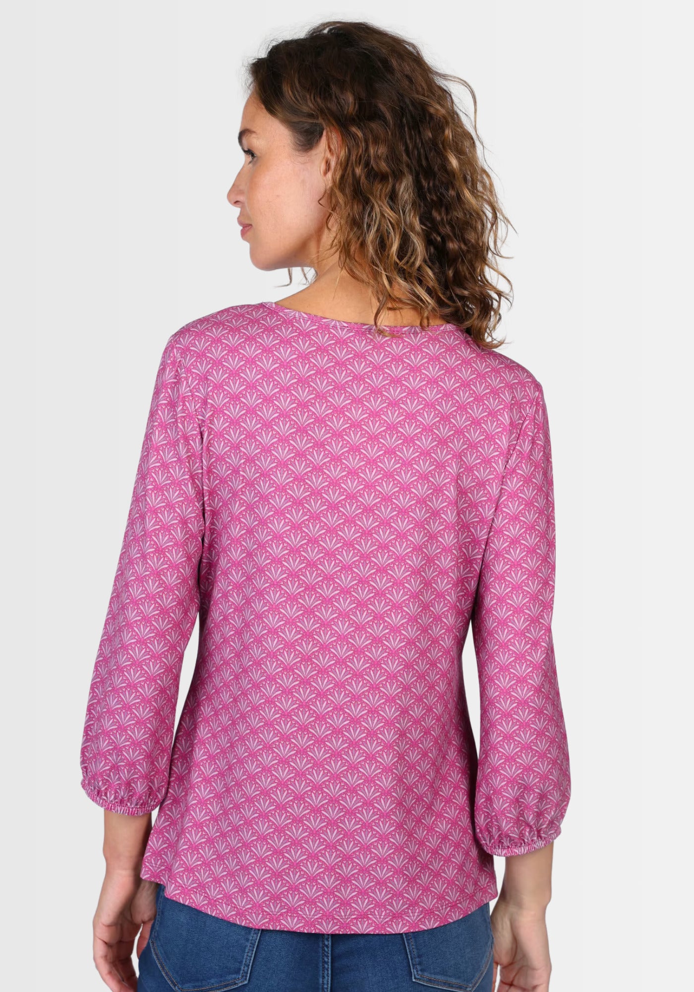 Rückansicht des Shirts „Andria“ in Himbeerrot, das durch seine lässige Passform und das nachhaltige Material besticht. Die 3/4-Ärmel mit Gummibündchen geben dem Design einen modernen Touch.